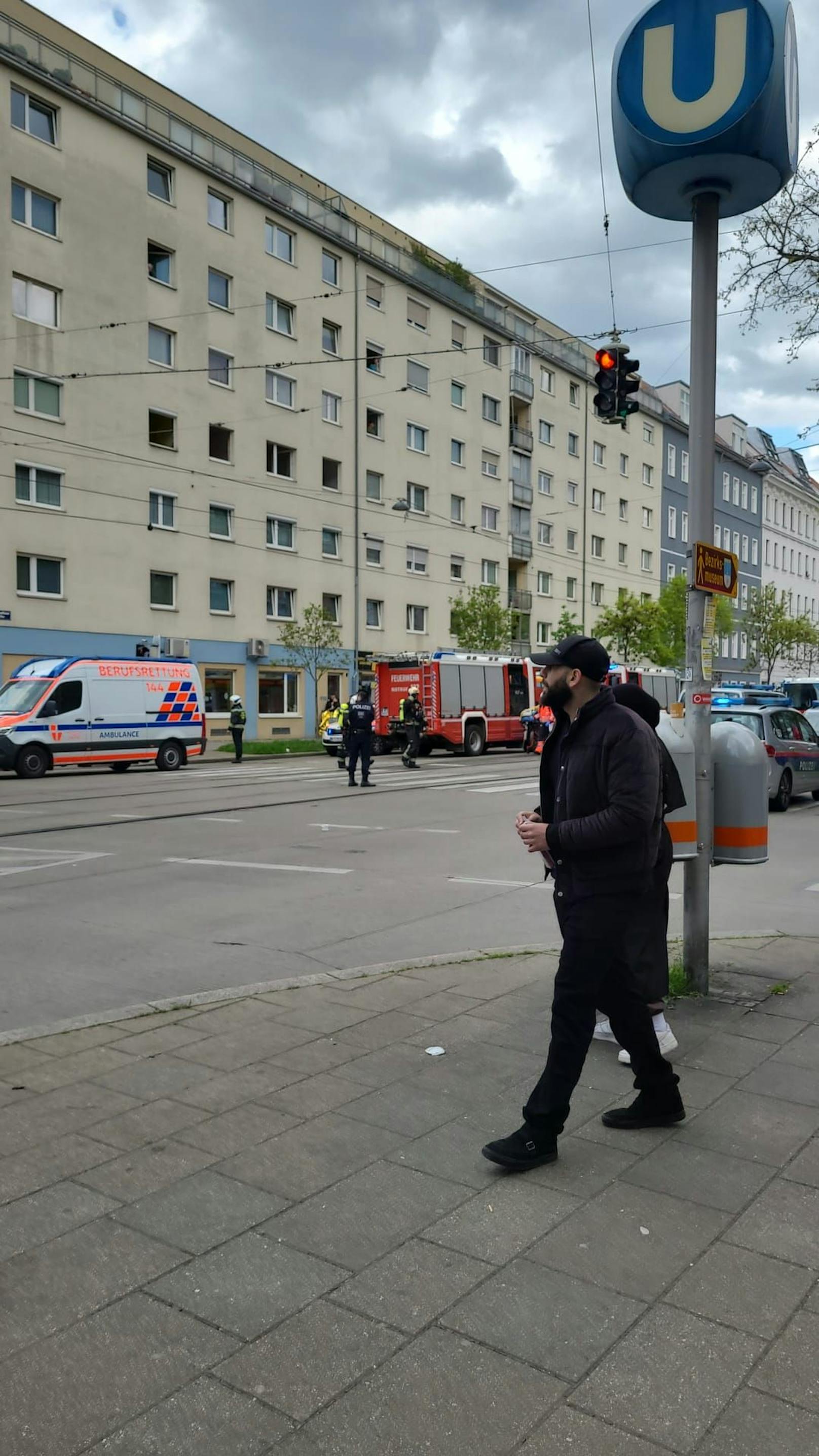 Es brennt in der Nähe der U6 Station.