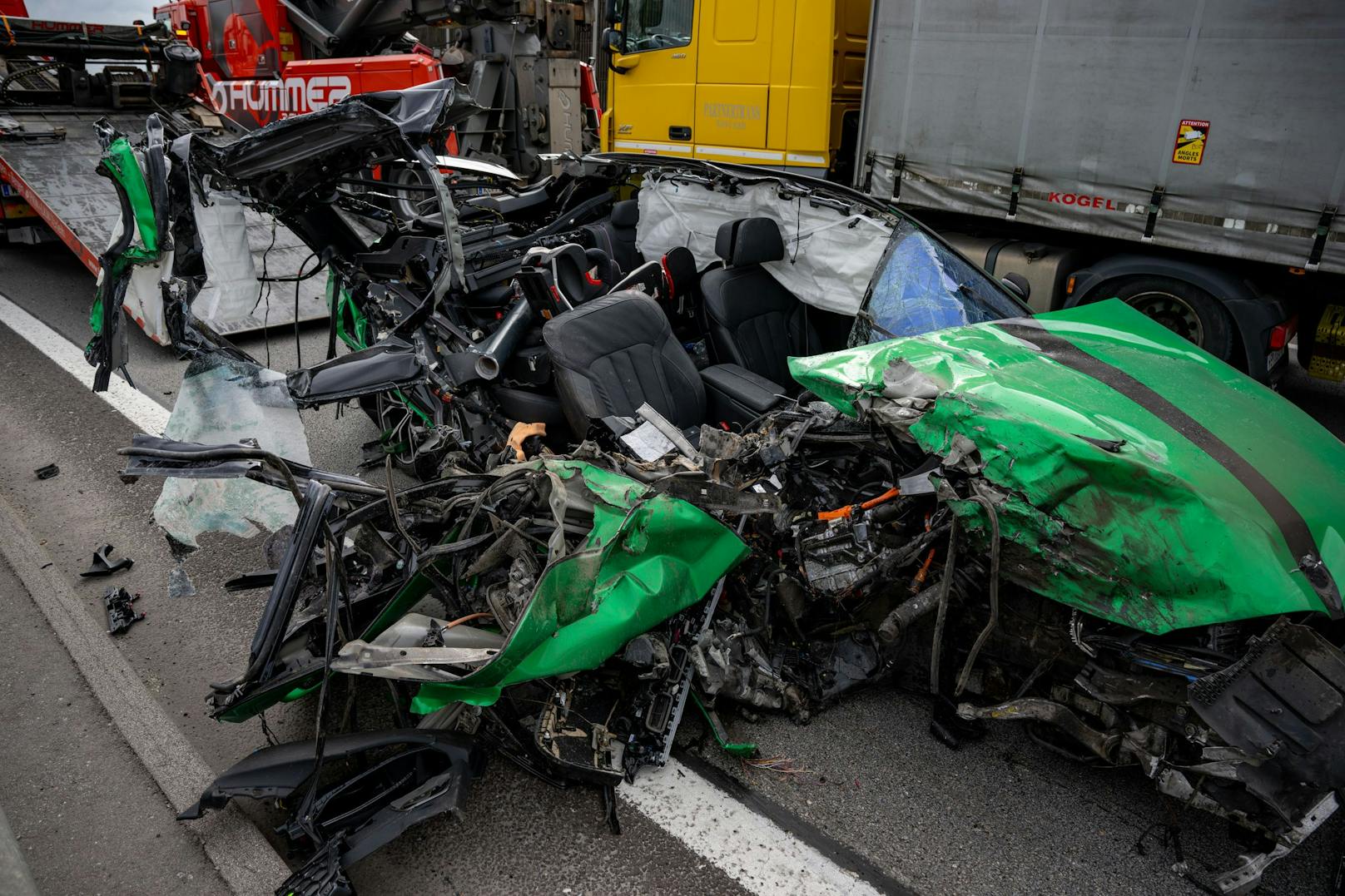 Auf einer Autobahn bei Wels wurde ein Pkw regelrecht zermalmt. Der Lenker hatte dabei offenbar großes Glück, wurde nur leicht verletzt.