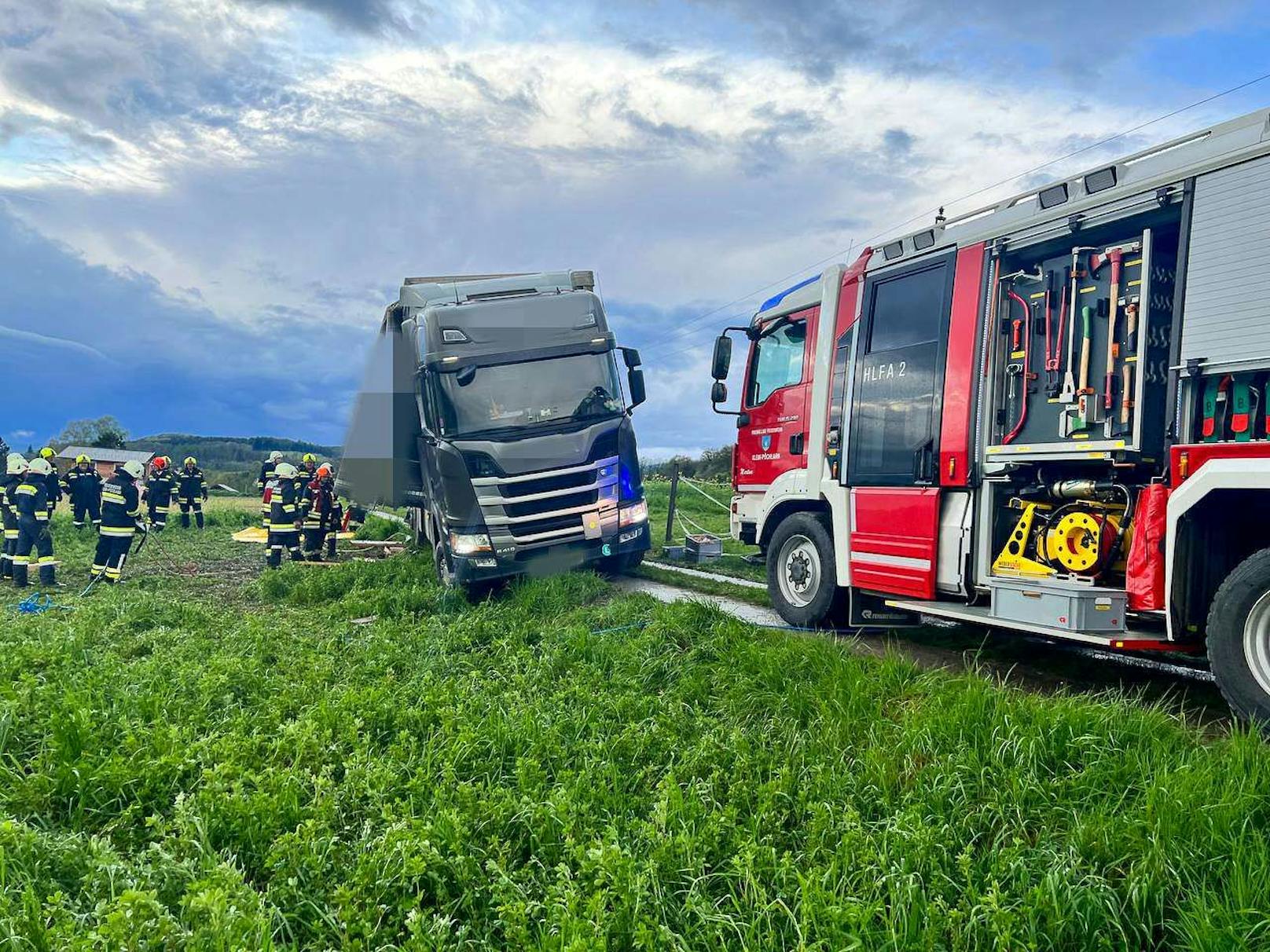 Die Feuerwehren beim Versuch, den LKW zu sichern.