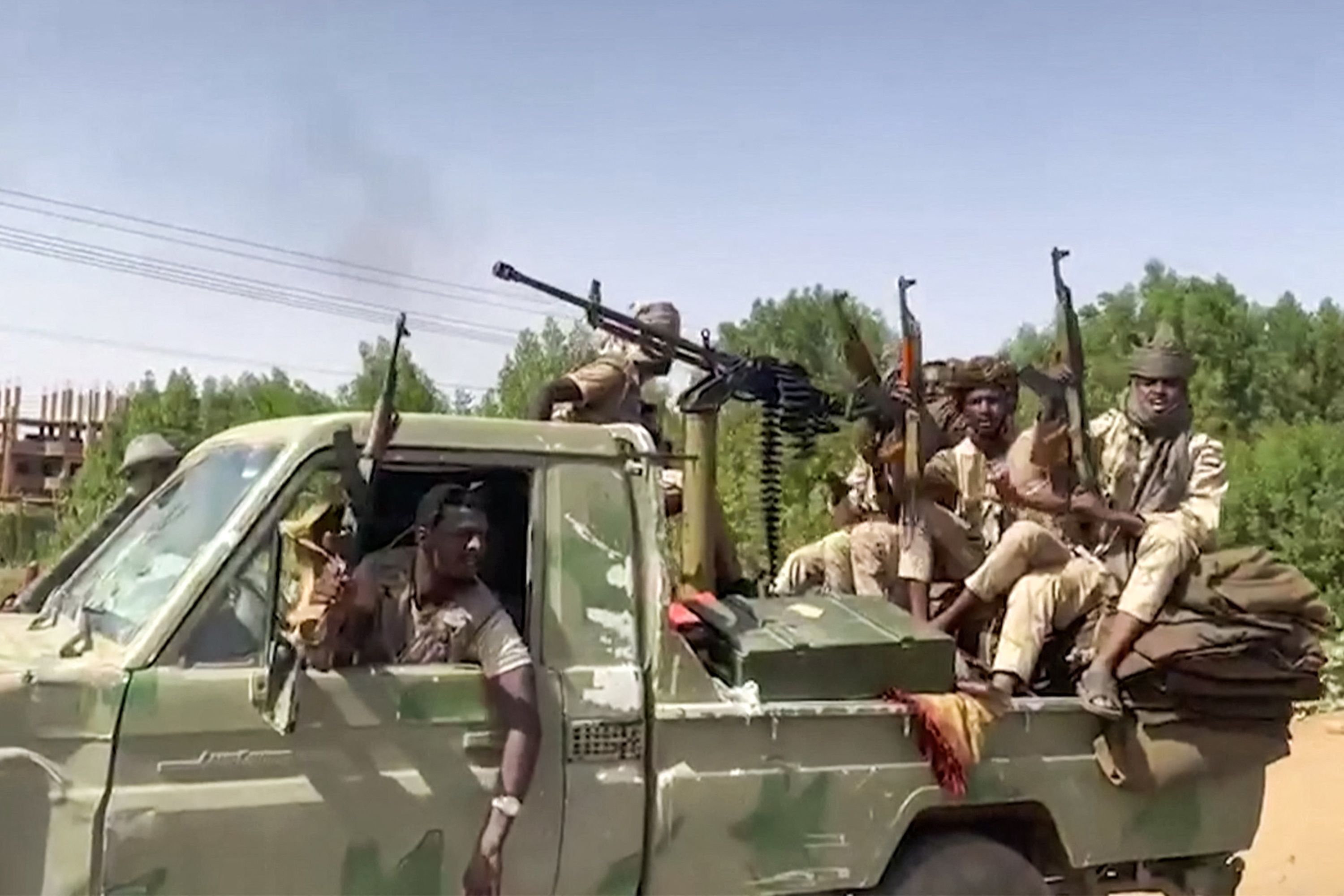 Im Sudan kommt es nach einem Machtkampf zwischen Armee und Rebellen weiterhin zu schweren Gefechten.
