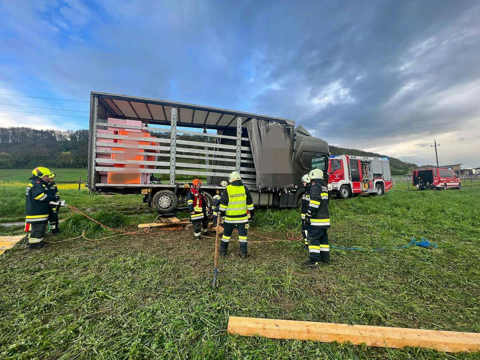 Der weiche und nasse Boden erschwerte die Rettungsaktion enorm.