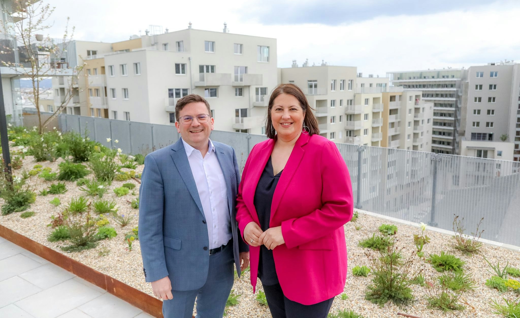 Wohnbaustadträtin Kathrin Gaál (SPÖ) und Meidlings Bezirksvorsteher Wilfried Zankl (SPÖ) beim neuen Wohnprojekt in der Wolfganggasse. 