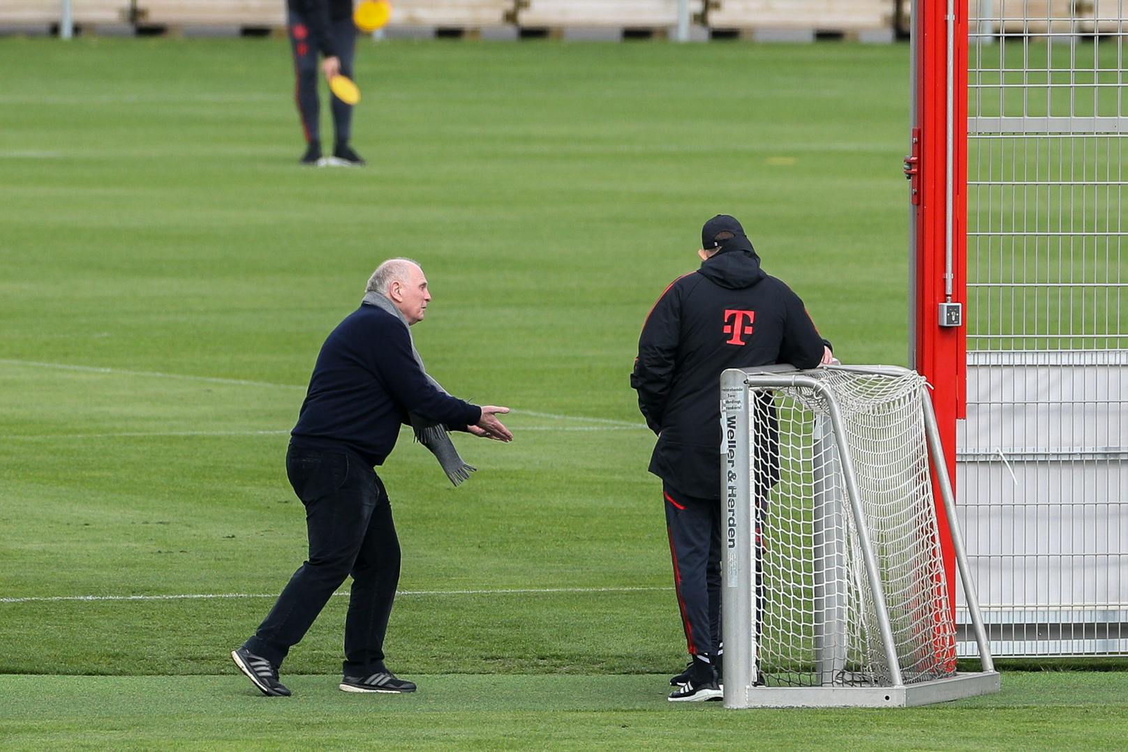 Bayern-Ehrenpräsident Uli Hoeneß gestikuliert wild vor dem Bayern-Trainer Thomas Tuchel. 