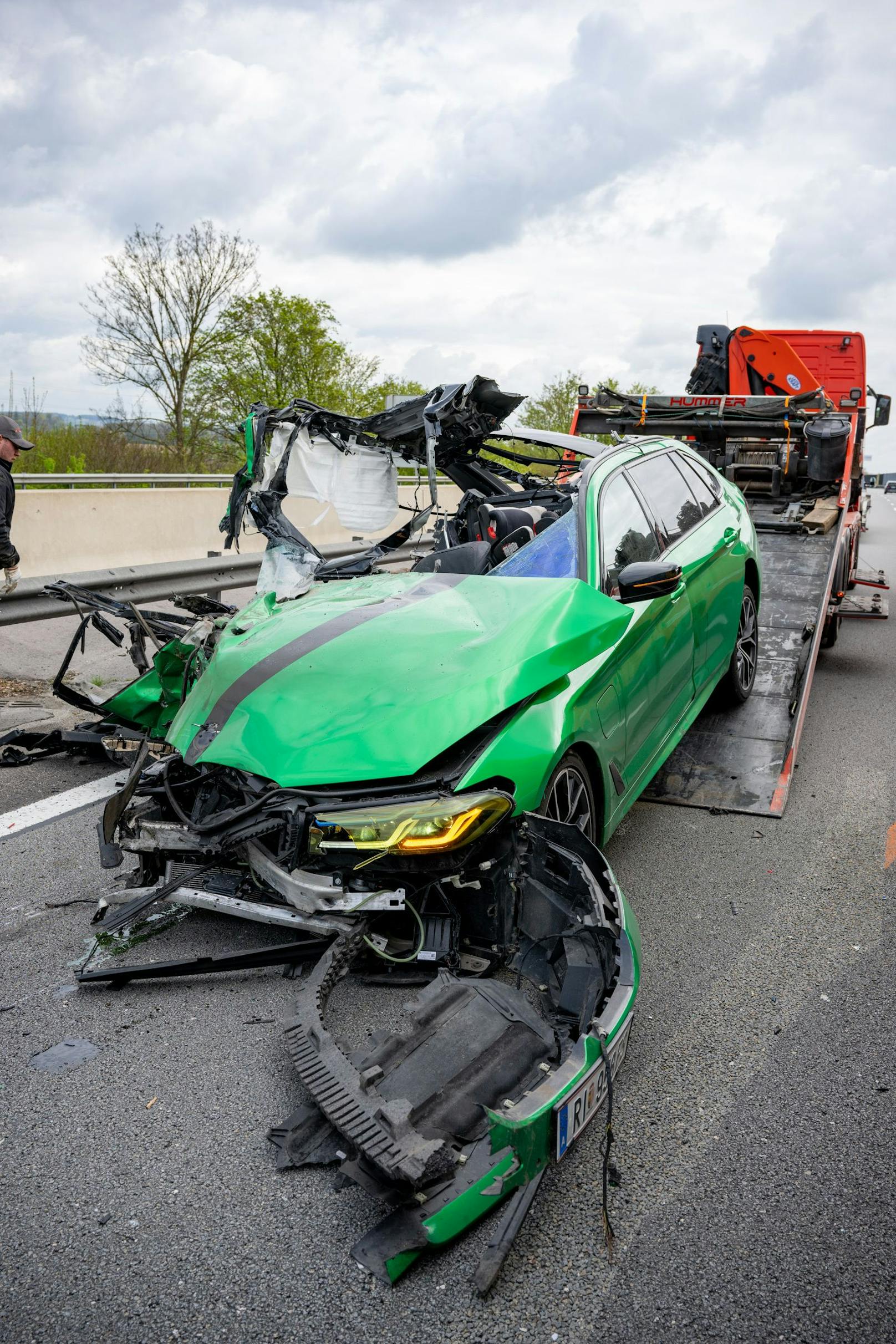 Auf einer Autobahn bei Wels wurde ein Pkw regelrecht zermalmt. Der Lenker hatte dabei offenbar großes Glück, wurde nur leicht verletzt.