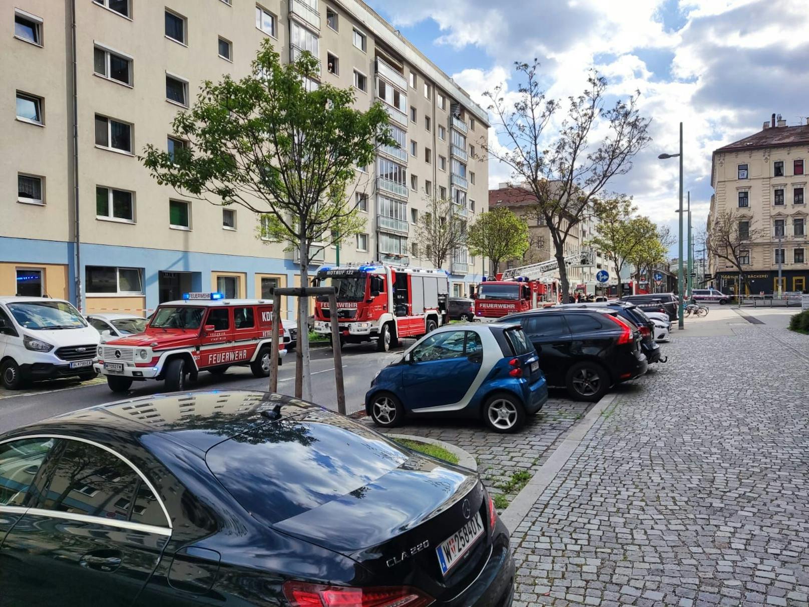 Die Einsatzkräfte bekämpfen die Flammen. 