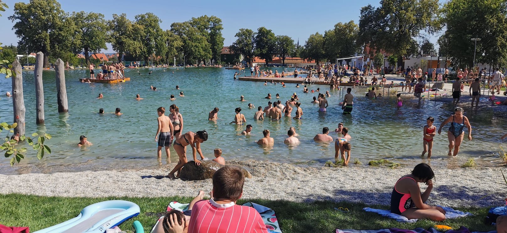 Das Freizeitareal mitten in der Stadt lockt schon bei den ersten Sonnenstrahlen und wärmeren Temperaturen viele Besucherinnen und Besucher ins Bad.