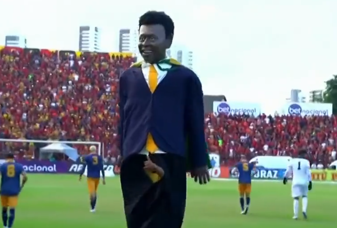 Die übergroße Pele-Puppe