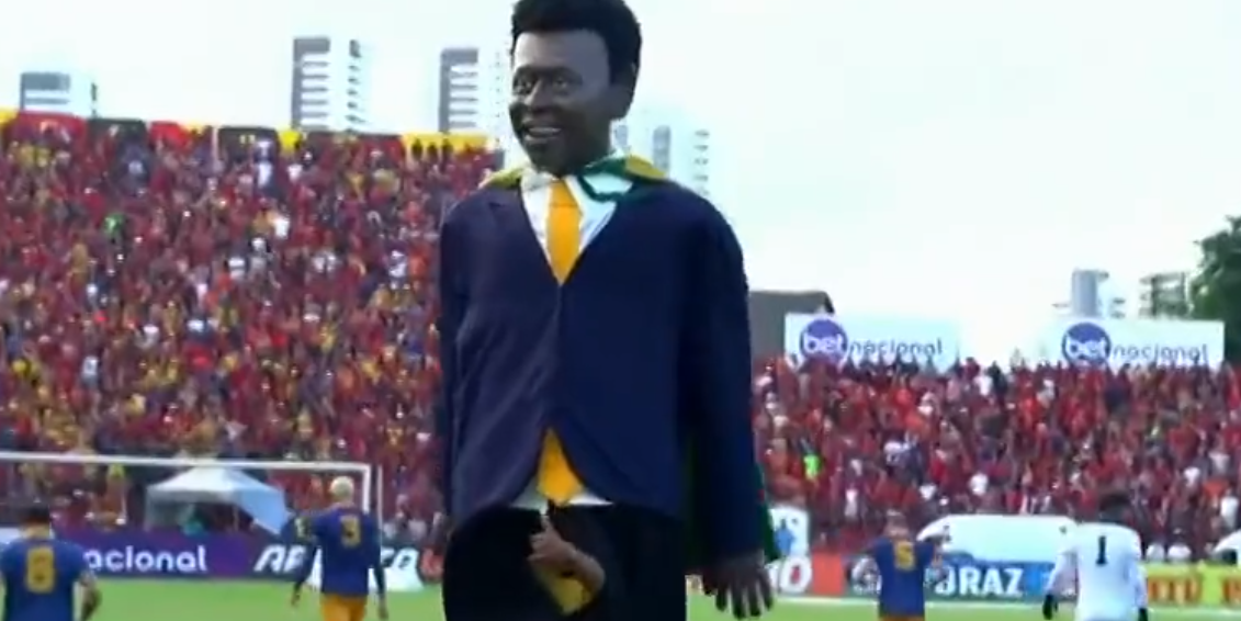 Die übergroße Pele-Puppe