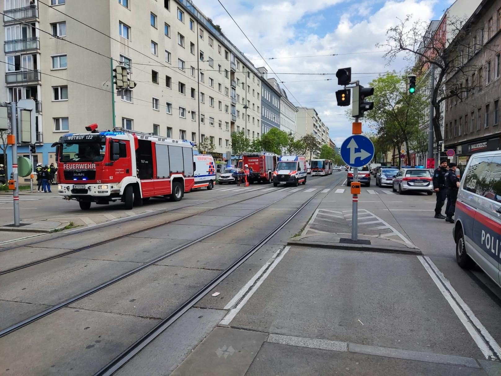 Einsatzkräfte der Berufsfeuerwehr, -rettung und LPD Wien sind vor Ort. 