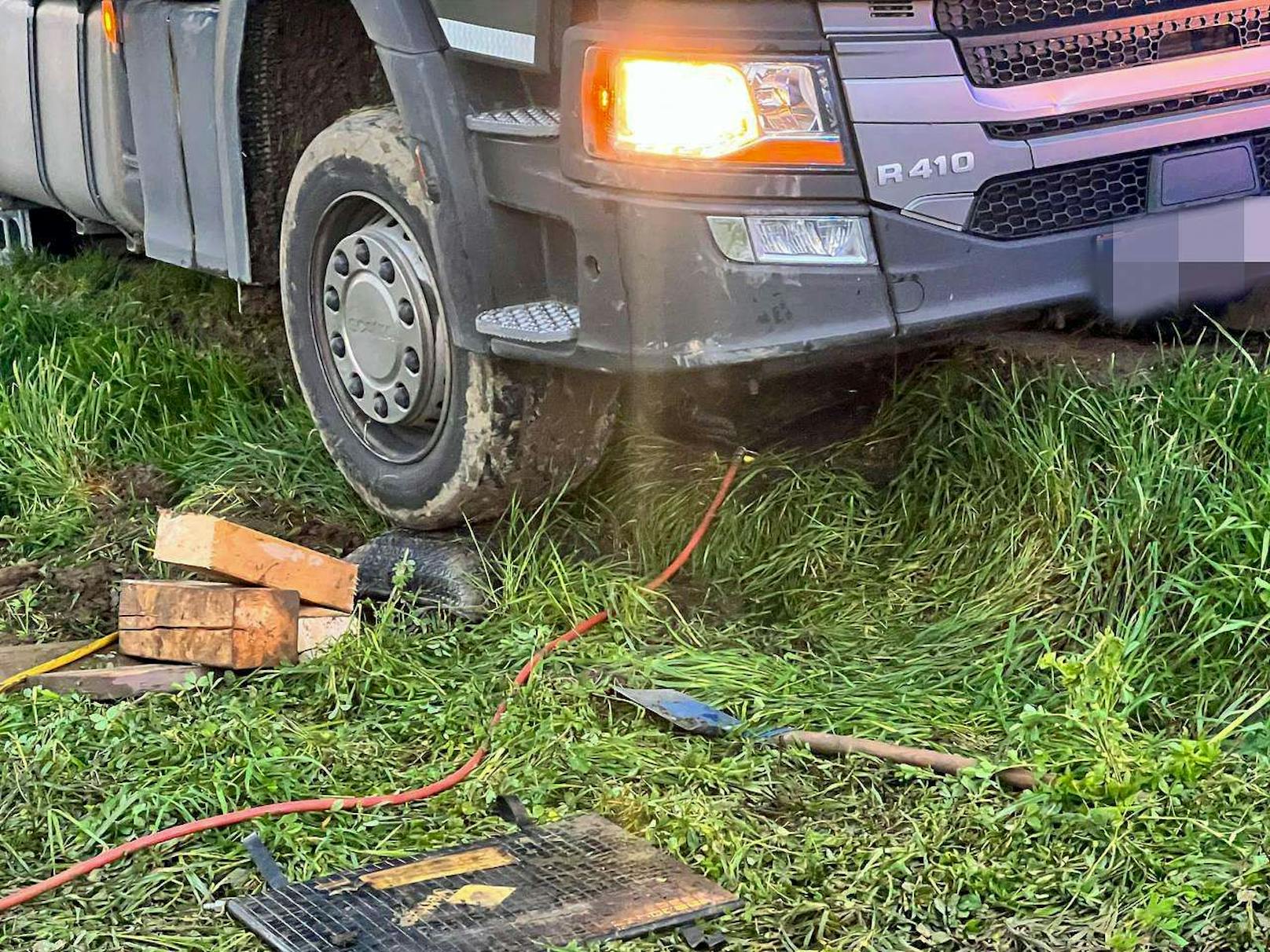 Mittels Hebekissen konnte der LKW aus seiner Lage befreit werden.