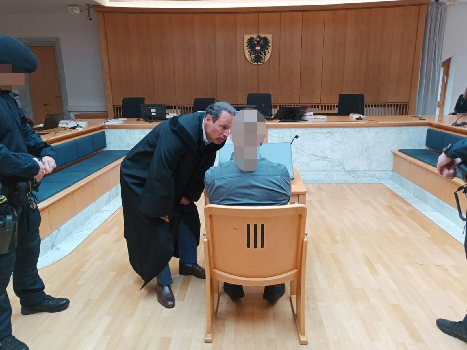 Der 35-Jährige Angeklagte mit seinem Verteidiger Andreas Mauhart am zweiten Prozesstag