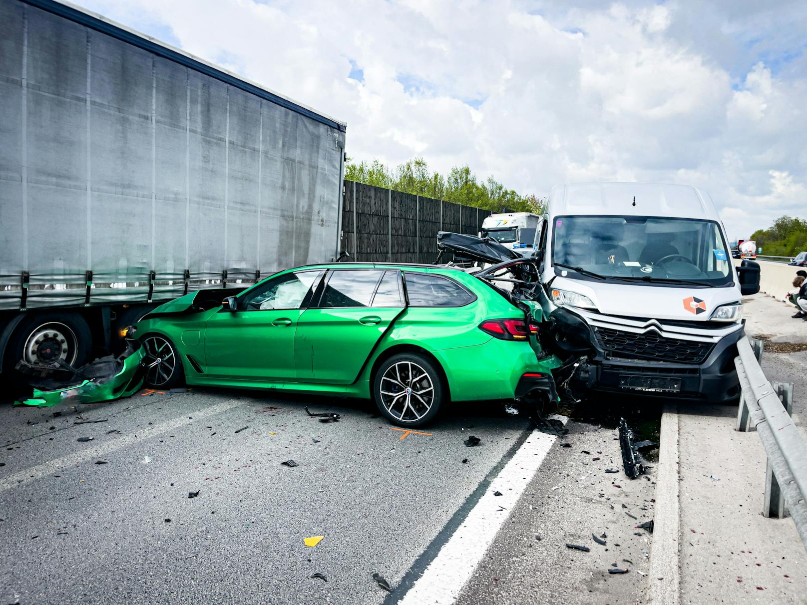 Auf einer Autobahn bei Wels wurde ein Pkw regelrecht zermalmt. Der Lenker hatte dabei offenbar großes Glück, wurde nur leicht verletzt.