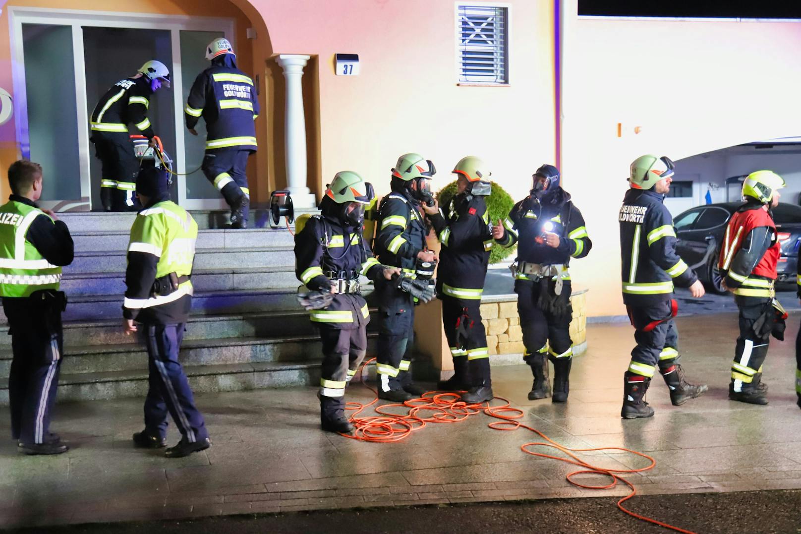 Die Einsatzkräfte durchlüfteten das Haus.