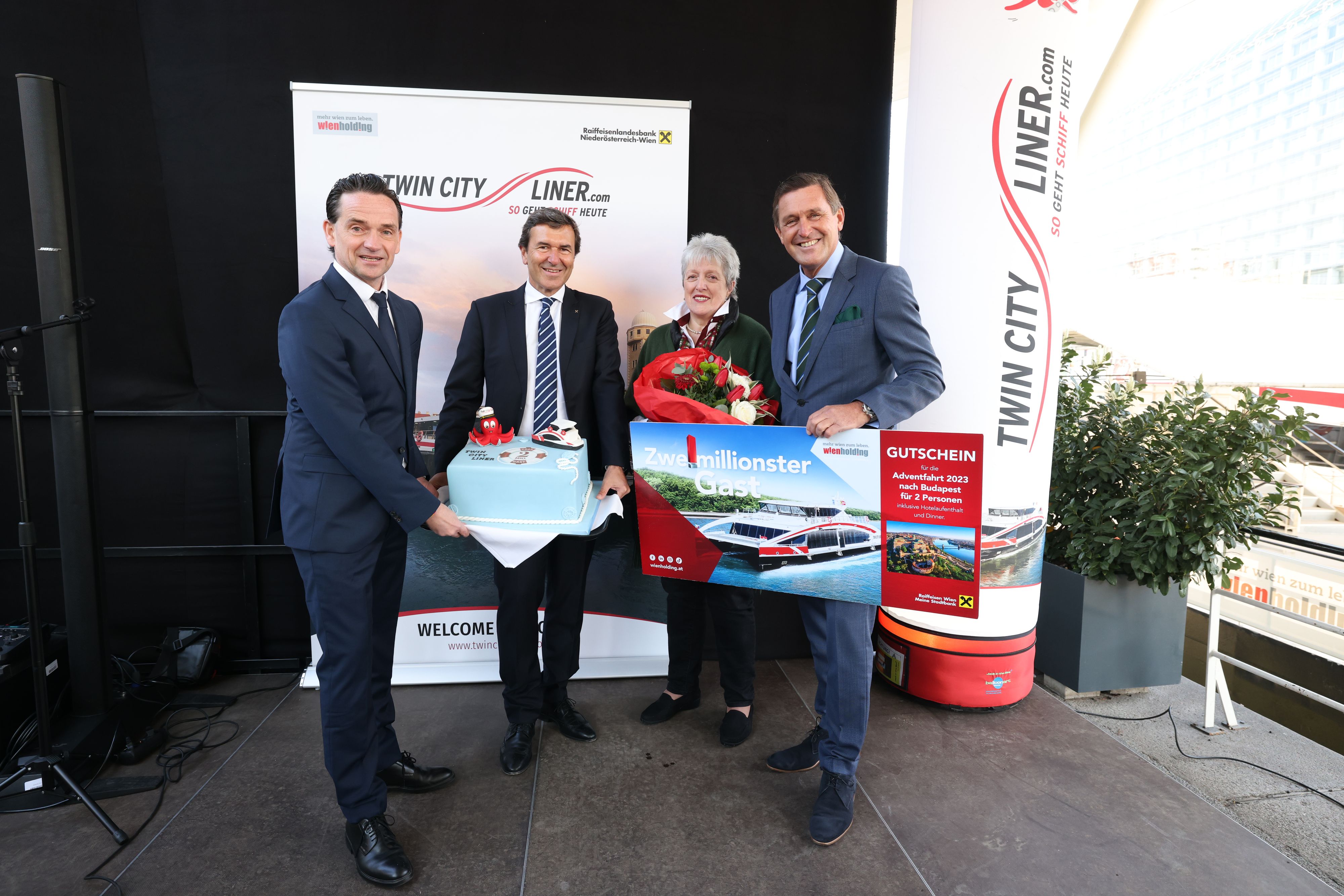 Wien Holding-Geschäftsführer Kurt Gollowitzer, Raiffeisenlandesbank-Vize Reinhard Karl, Gewinnerin Elisabeth Schweiger und Stadtrat Peter Hanke (SP).