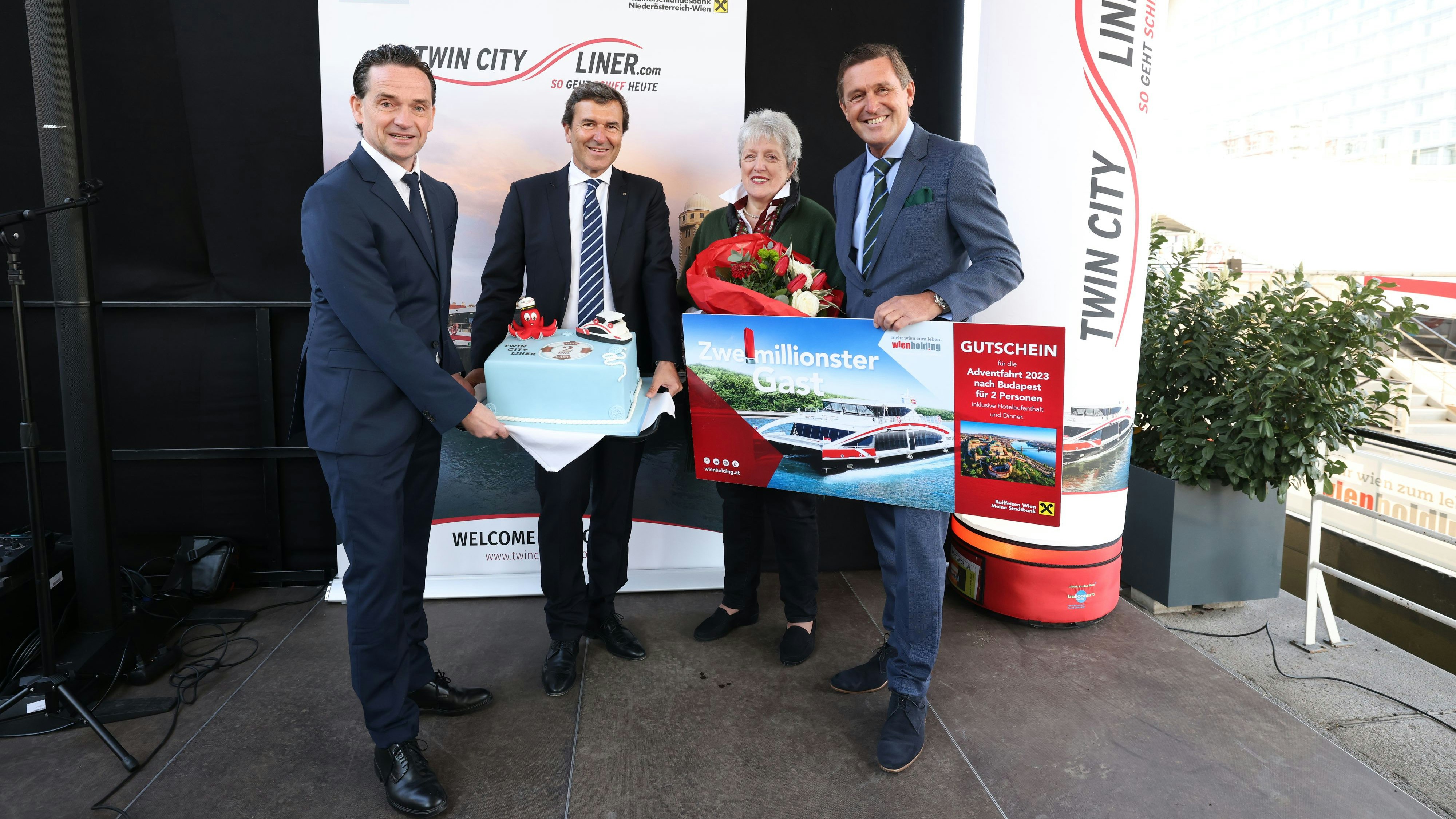 Wien Holding-Geschäftsführer Kurt Gollowitzer, Raiffeisenlandesbank-Vize Reinhard Karl, Gewinnerin Elisabeth Schweiger und Stadtrat Peter Hanke (SP).