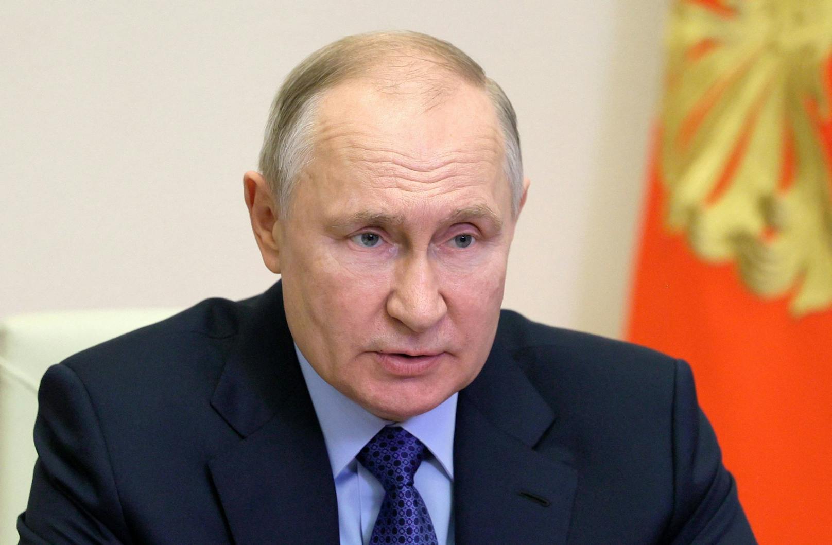 Der russische Präsident Wladimir Putin bildet belarussische Soldaten an taktischen Atomwaffen aus.