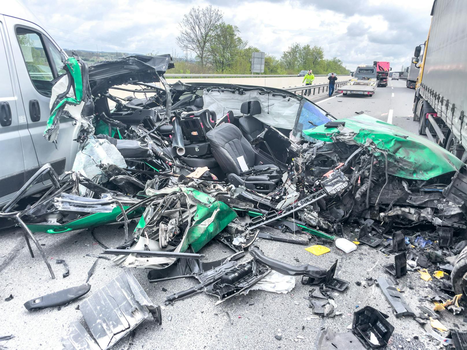 Auf einer Autobahn bei Wels wurde ein Pkw regelrecht zermalmt. Der Lenker hatte dabei offenbar großes Glück, wurde nur leicht verletzt.