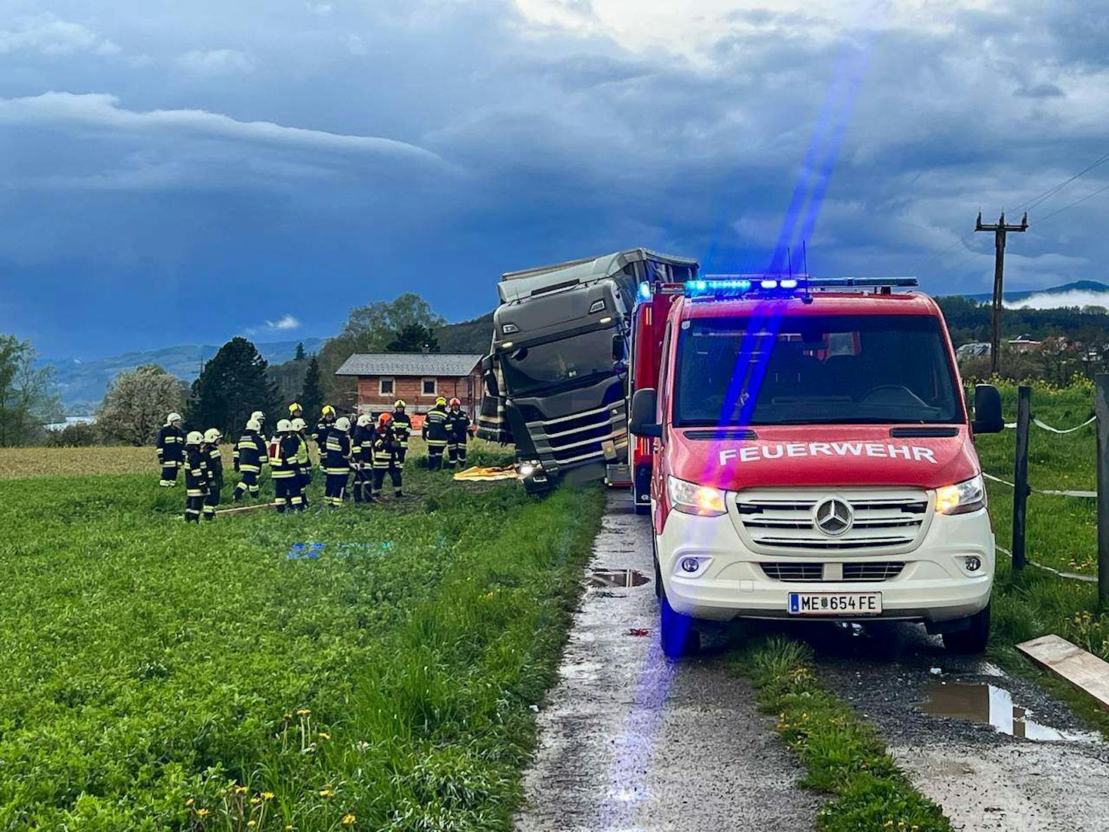 Die Feuerwehren Klein-Pöchlarn und Marbach and der Donau.