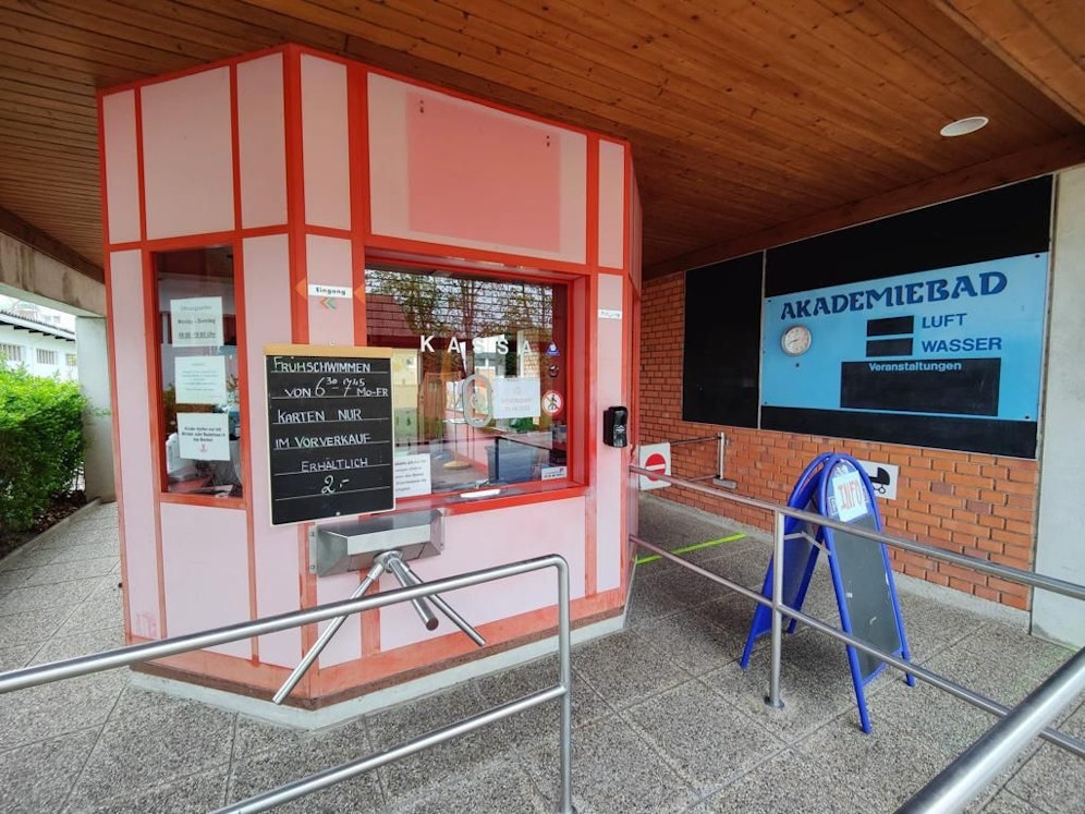 Das Akademiebad in Wr. Neustadt: Kinder und Jugendliche baden günstig.