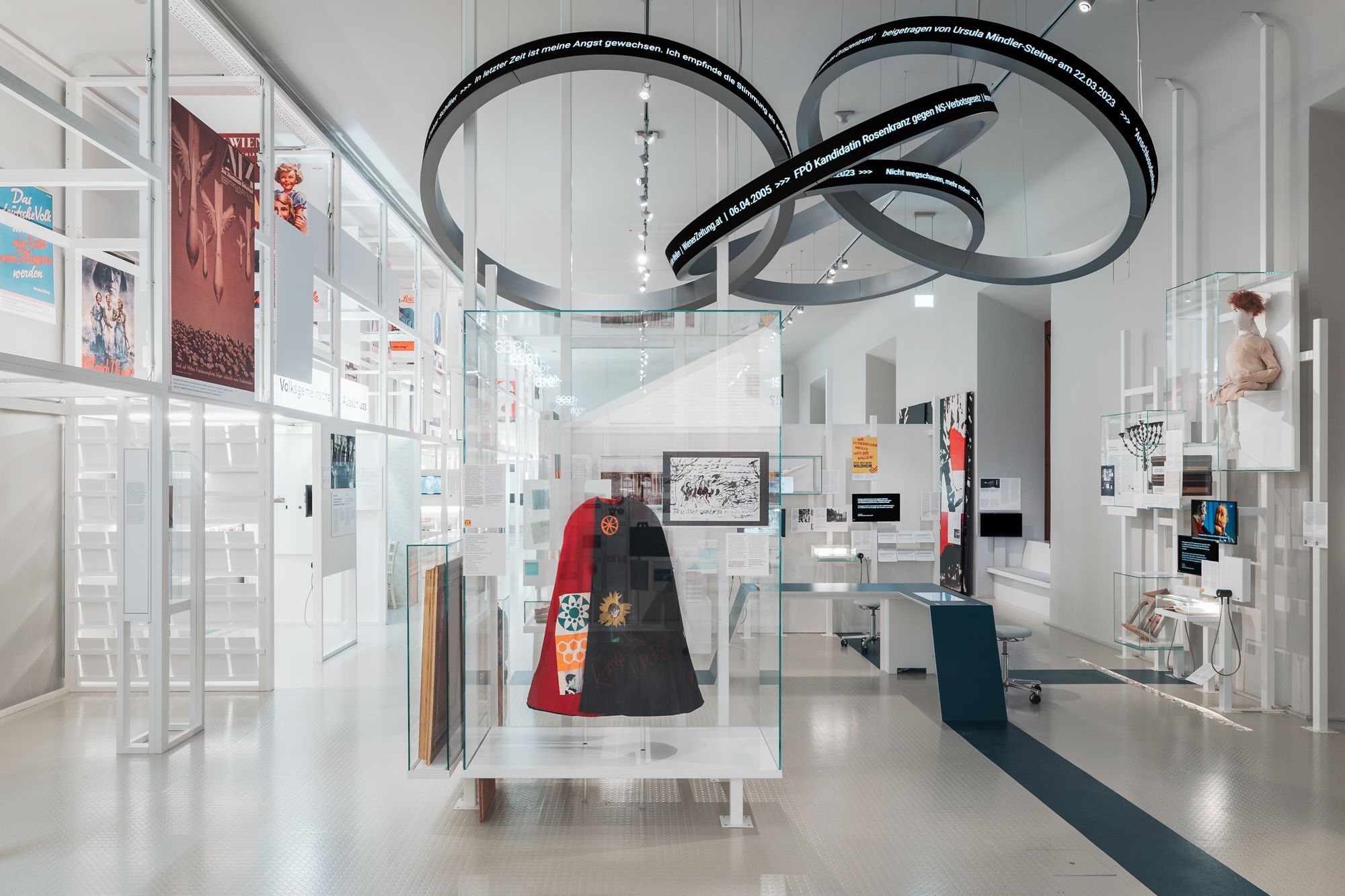 LED-Laufbänder an der Decke, zentral der 