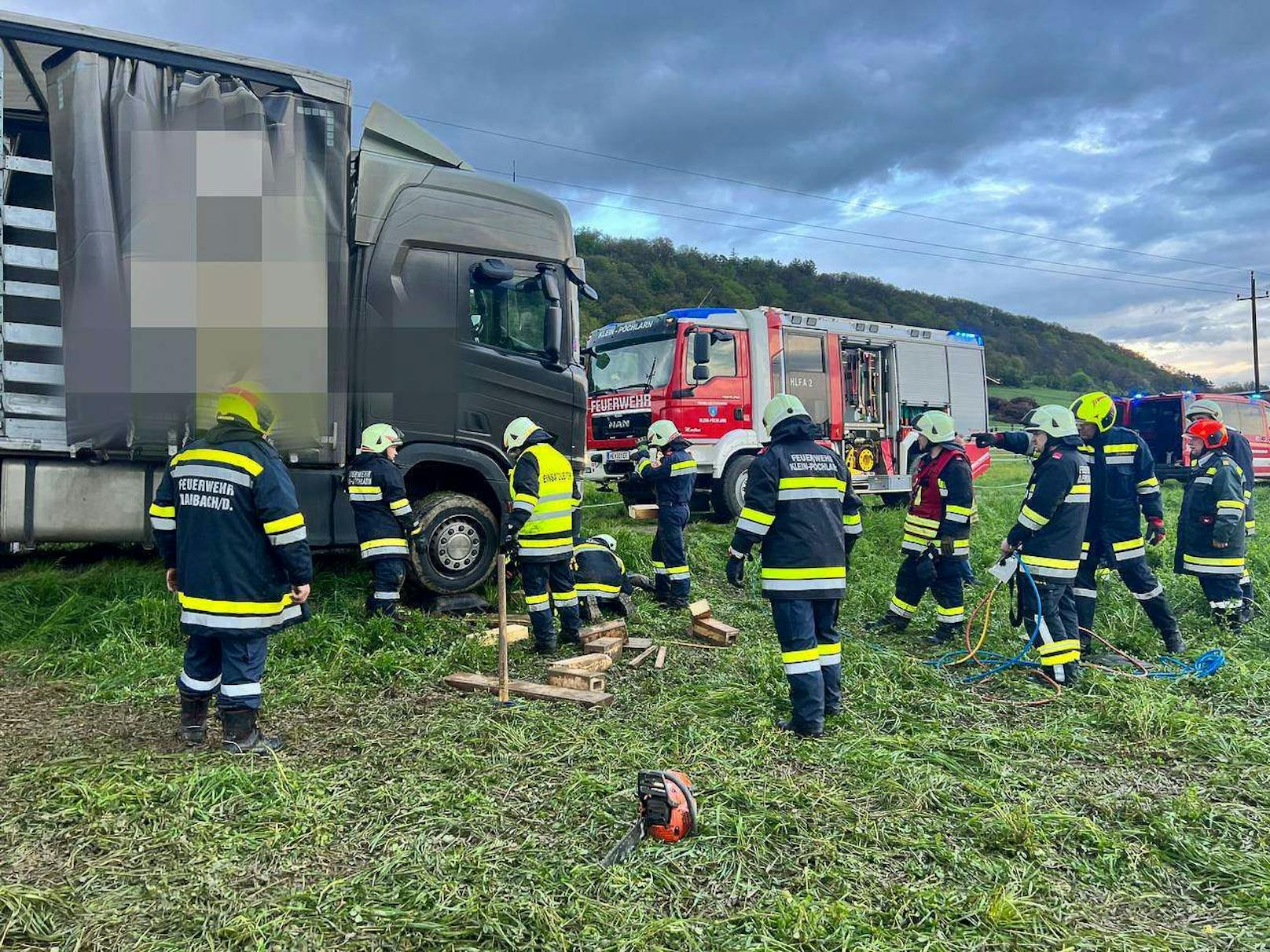 Die Einsatzkräfte waren fast sechs Stunden im Einsatz.