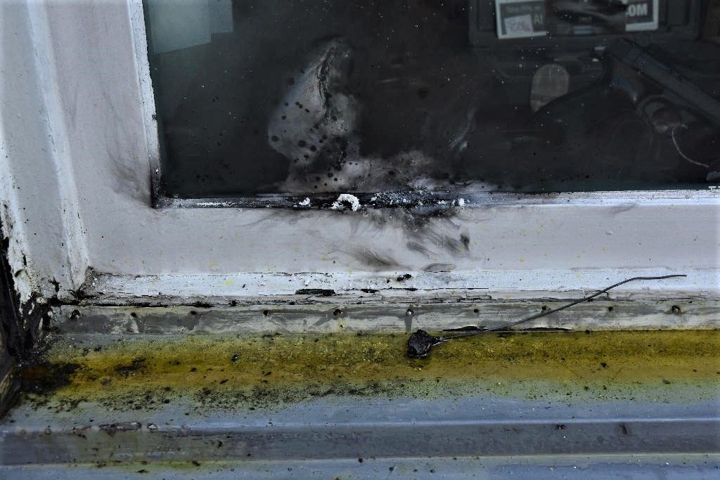 Unbekannte Täter schütteten Salzsäure auf ein Geschäft in Wien.