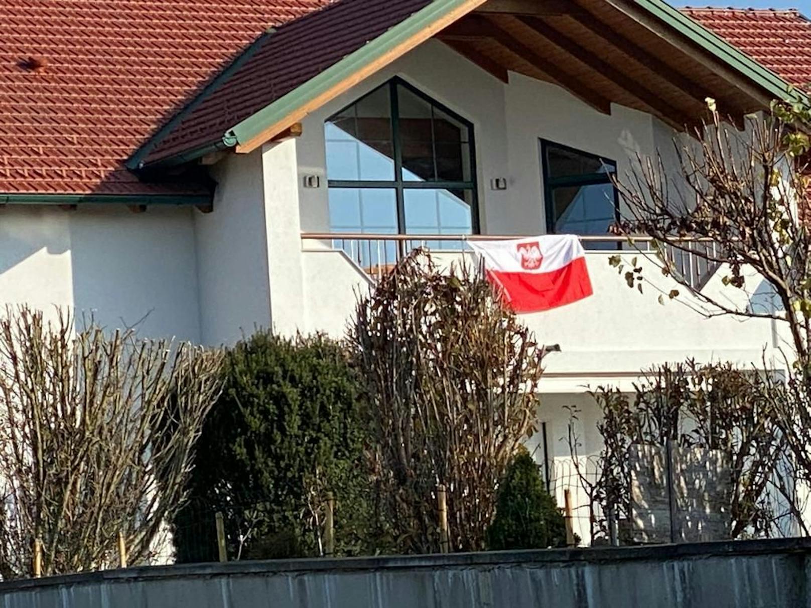Während er im Spital um sein Leben kämpfte, soll sie die Polenflagge in seinem Haus gehisst haben.