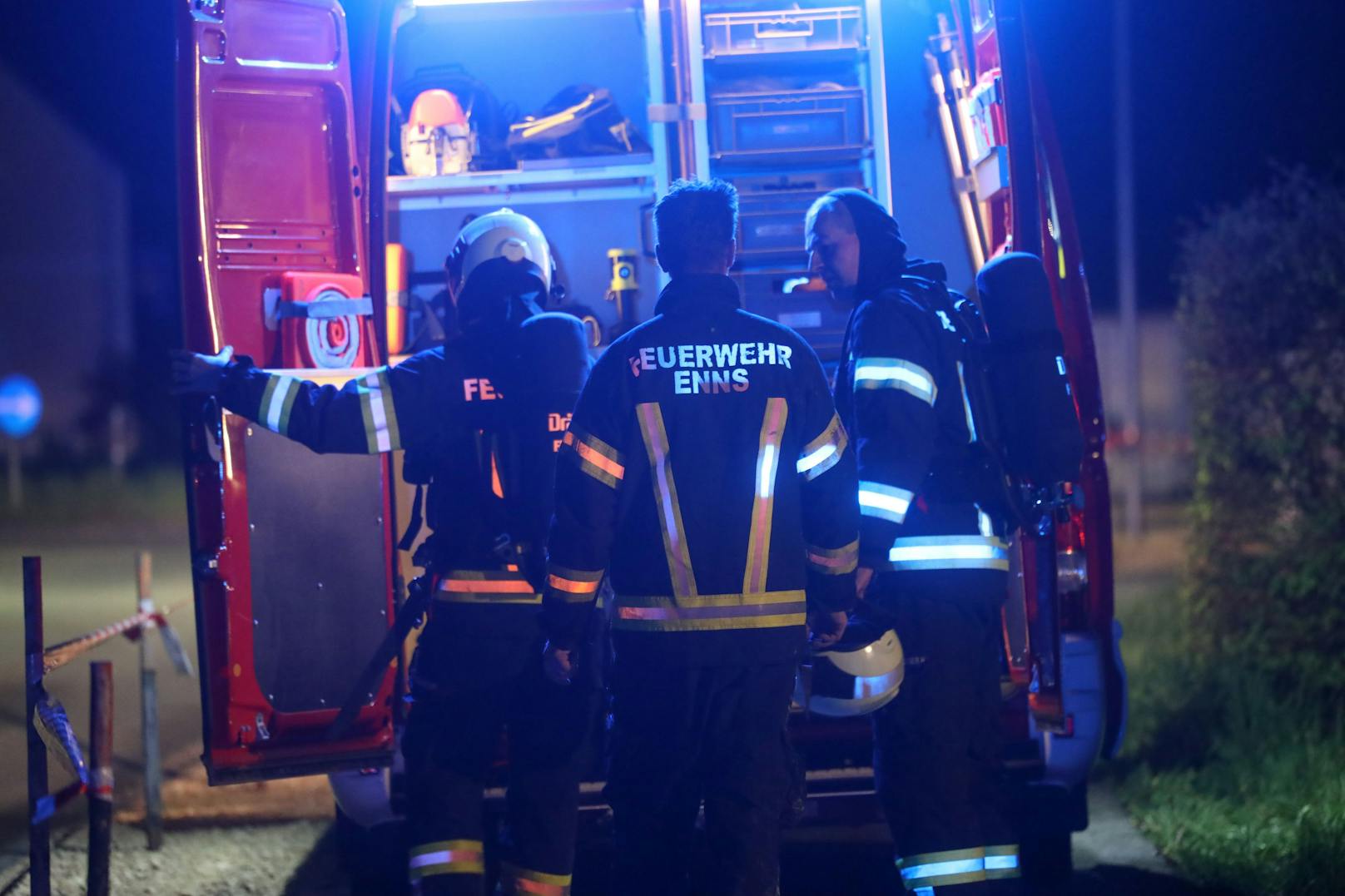 In der Nacht auf Mittwoch ist in einem Wohngebäude in Enns (Bezirk Linz-Land) ein Brand ausgebrochen. Feuerwehr, Rettungsdienst und Polizei standen im Einsatz.