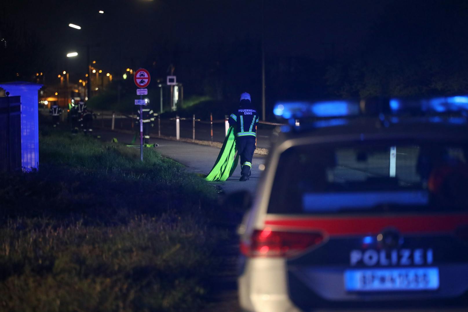 In der Nacht auf Mittwoch ist in einem Wohngebäude in Enns (Bezirk Linz-Land) ein Brand ausgebrochen. Feuerwehr, Rettungsdienst und Polizei standen im Einsatz.