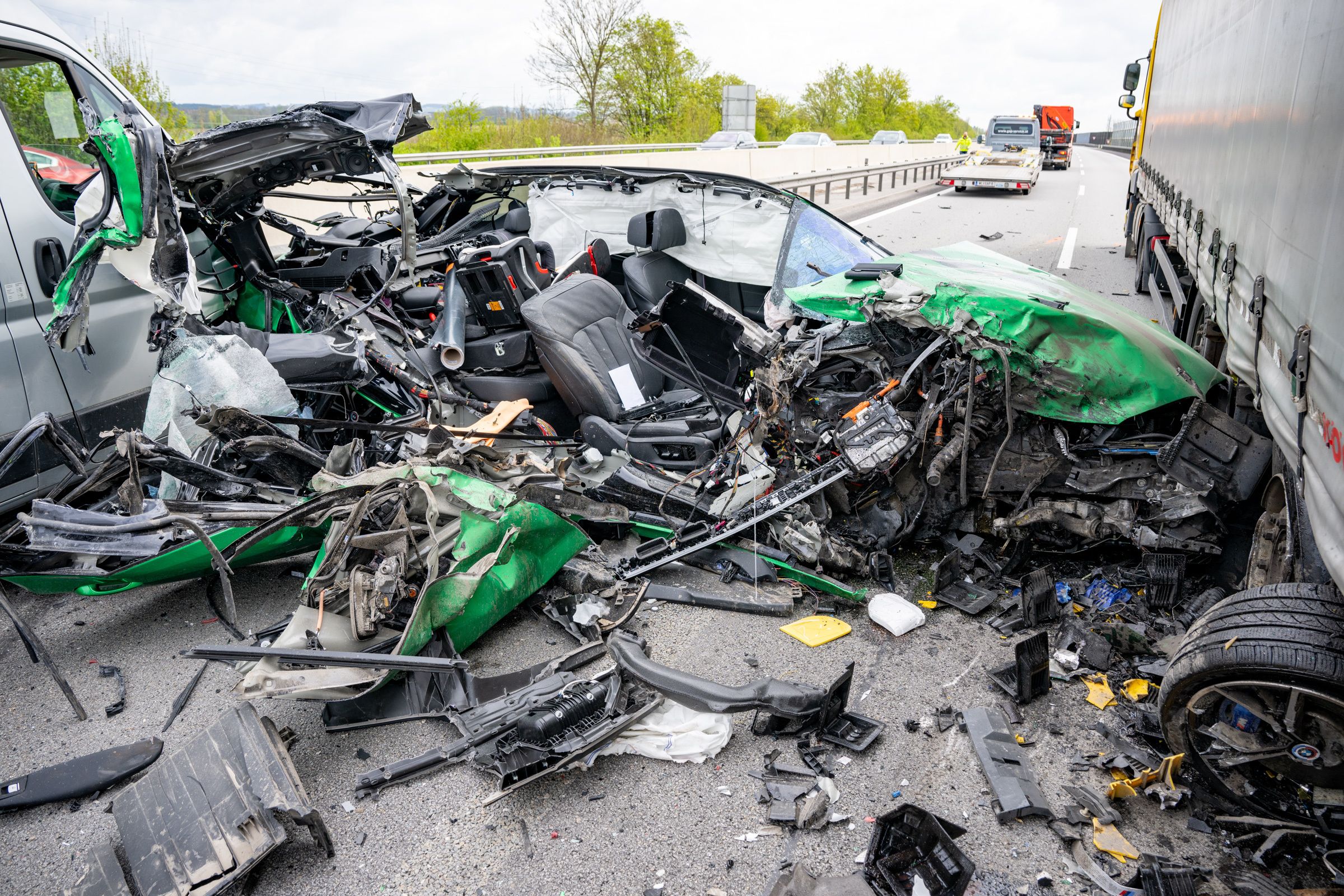 Auf einer Autobahn bei Wels wurde ein Pkw regelrecht zermalmt. Der Lenker hatte dabei offenbar großes Glück, wurde nur leicht verletzt.
