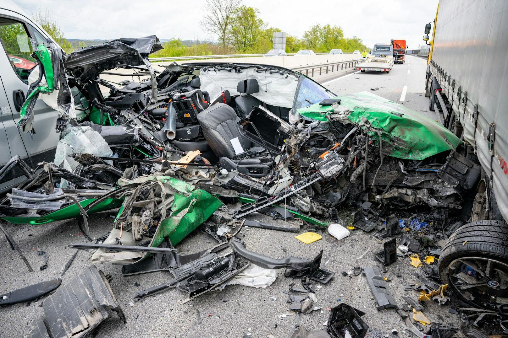 Auf einer Autobahn bei Wels wurde ein Pkw regelrecht zermalmt. Der Lenker hatte dabei offenbar großes Glück, wurde nur leicht verletzt.