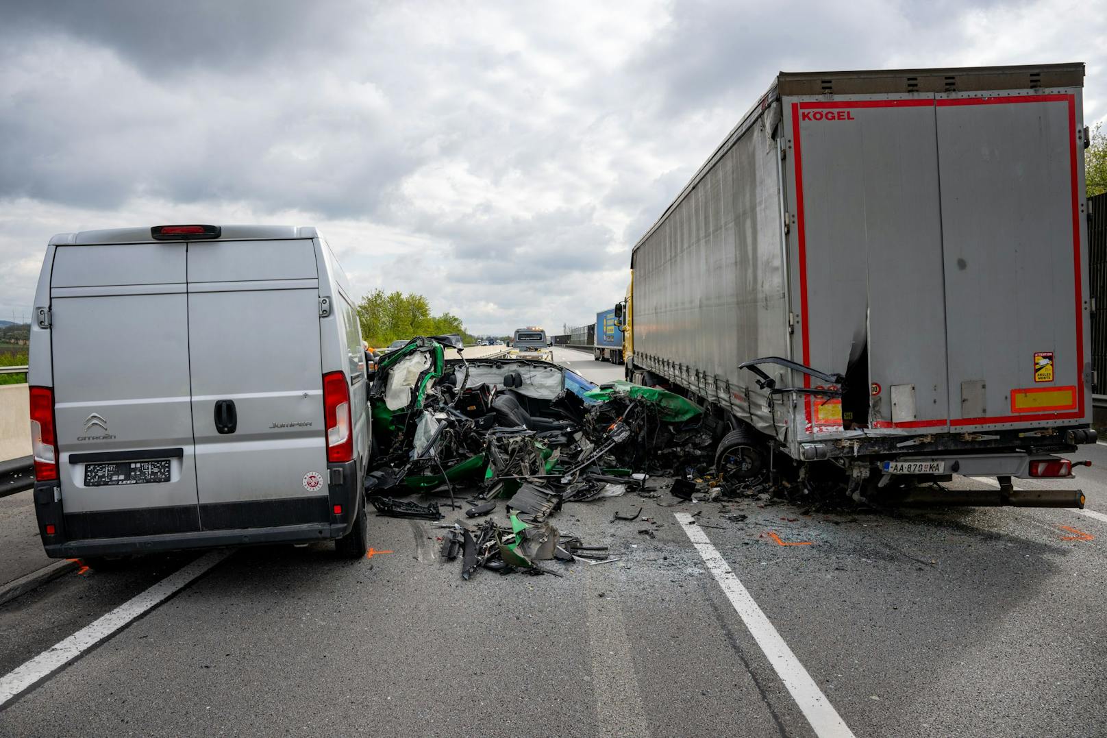 Auf einer Autobahn bei Wels wurde ein Pkw regelrecht zermalmt. Der Lenker hatte dabei offenbar großes Glück, wurde nur leicht verletzt.