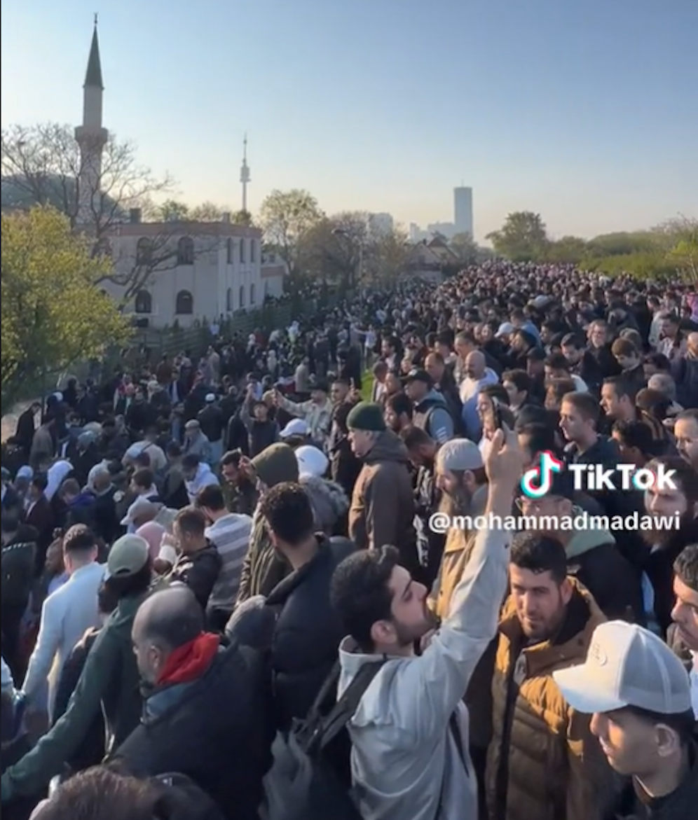 Tausende Muslime fanden sich am Freitag beim Islamischen Zentrum in Wien ein, um das Ramadan-Ende zu feiern.