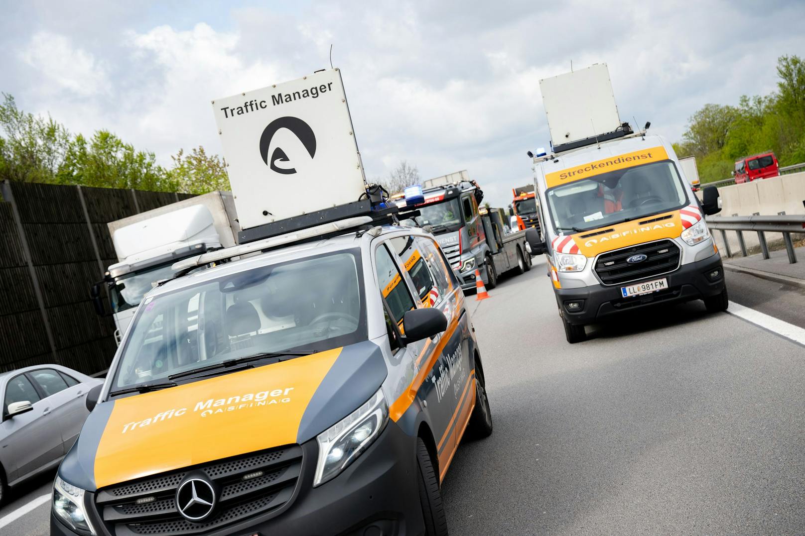 Auf einer Autobahn bei Wels wurde ein Pkw regelrecht zermalmt. Der Lenker hatte dabei offenbar großes Glück, wurde nur leicht verletzt.