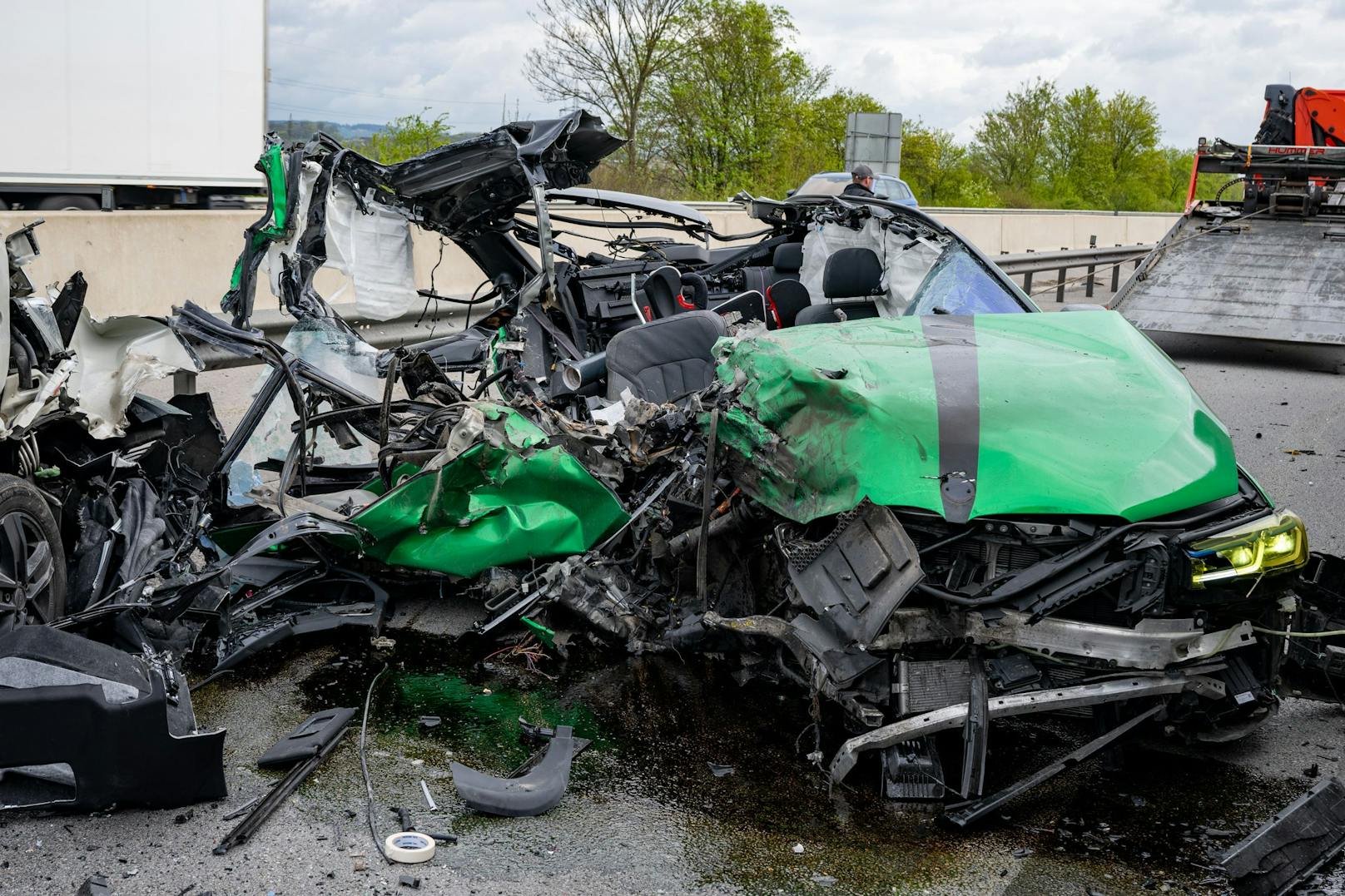 Auf einer Autobahn bei Wels wurde ein Pkw regelrecht zermalmt. Der Lenker hatte dabei offenbar großes Glück, wurde nur leicht verletzt.