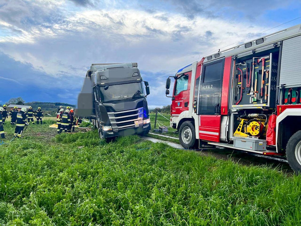 Der aufgeweichte Boden macht ein Abkommen von der Fahrbahn momentan noch gefährlicher.