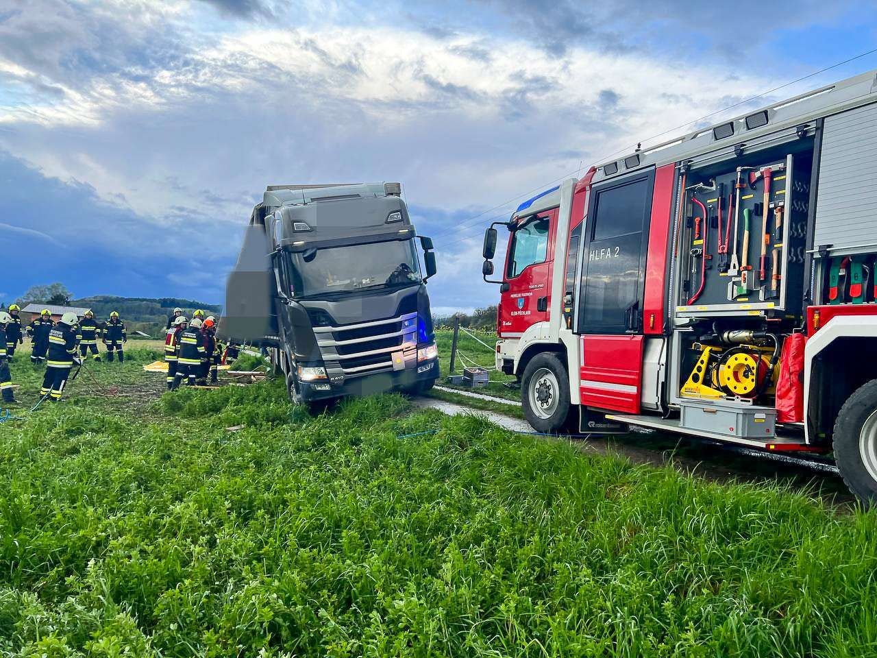 Heute.at - Spektakuläre LKW-Rettungsaktion in Klein-Pöchlarn