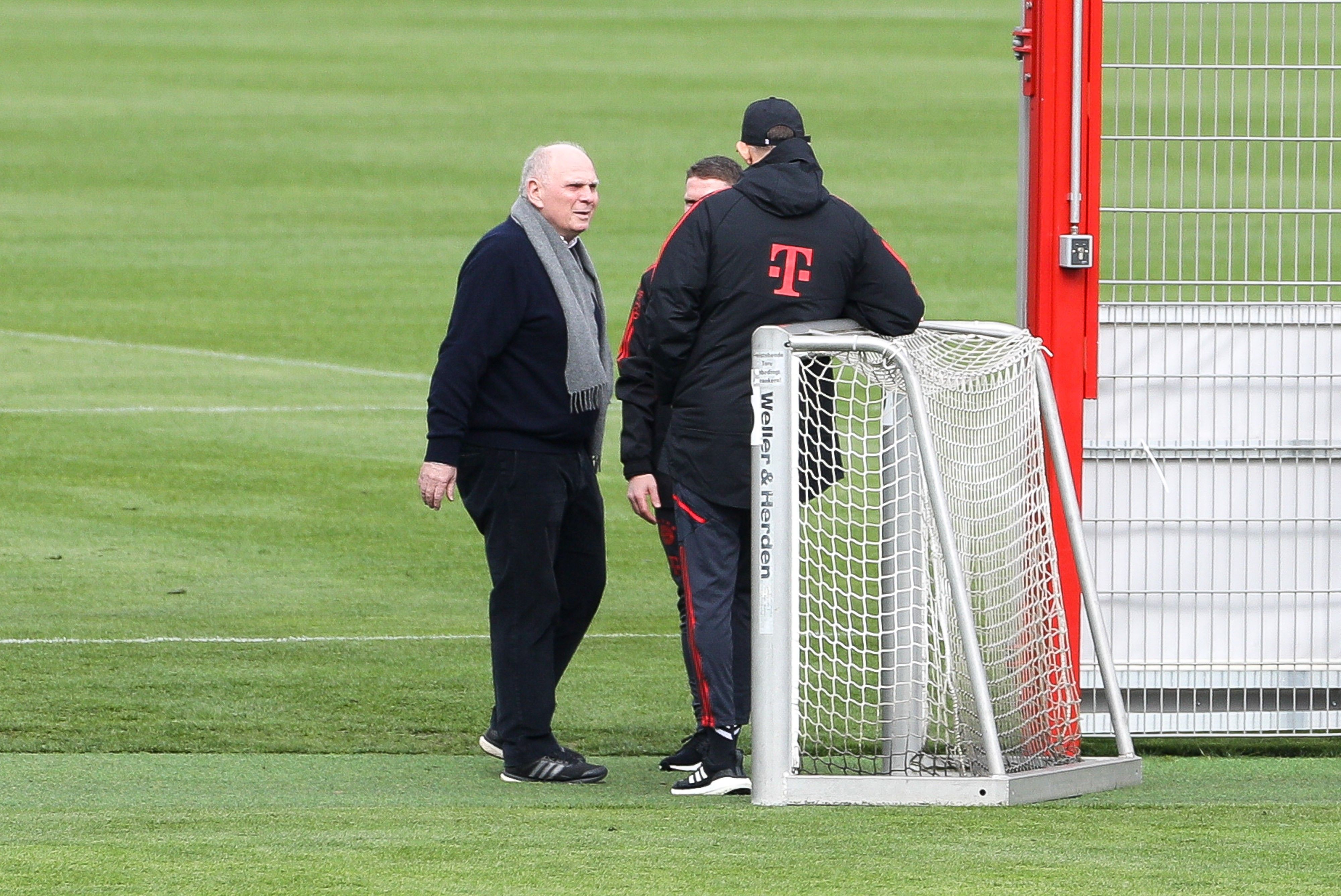 Bayern-Ehrenpräsident Uli Hoeneß ist plötzlich beim Training aufgetaucht. 