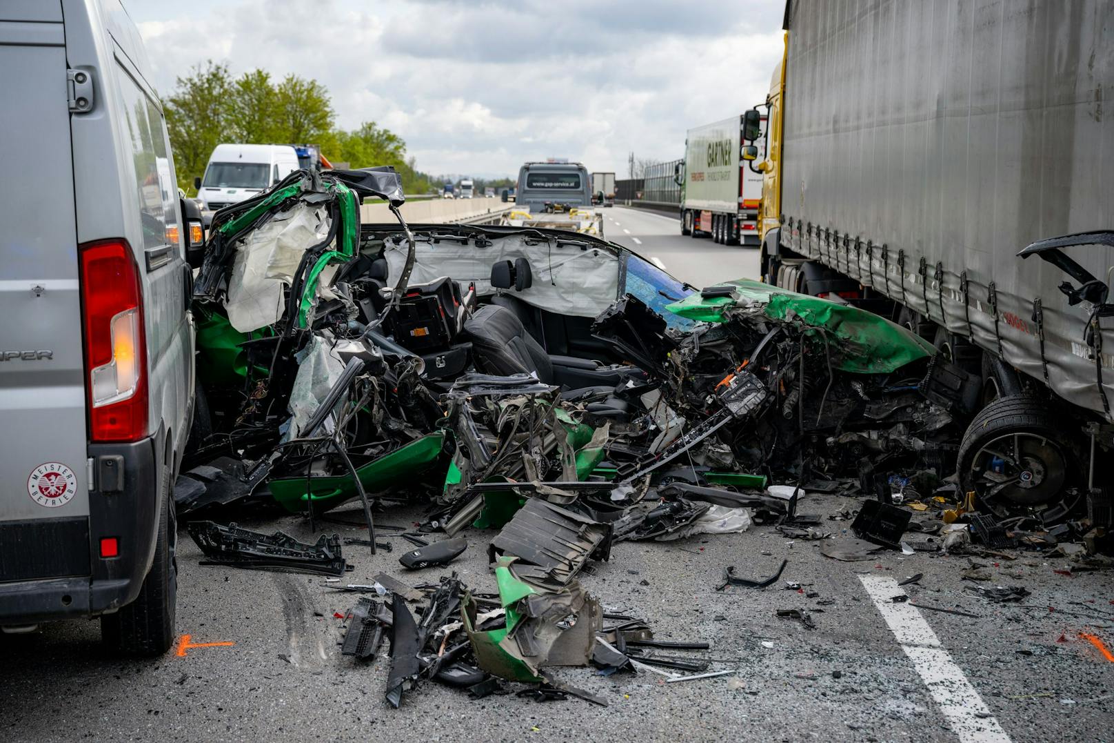 Auf einer Autobahn bei Wels wurde ein Pkw regelrecht zermalmt. Der Lenker hatte dabei offenbar großes Glück, wurde nur leicht verletzt.