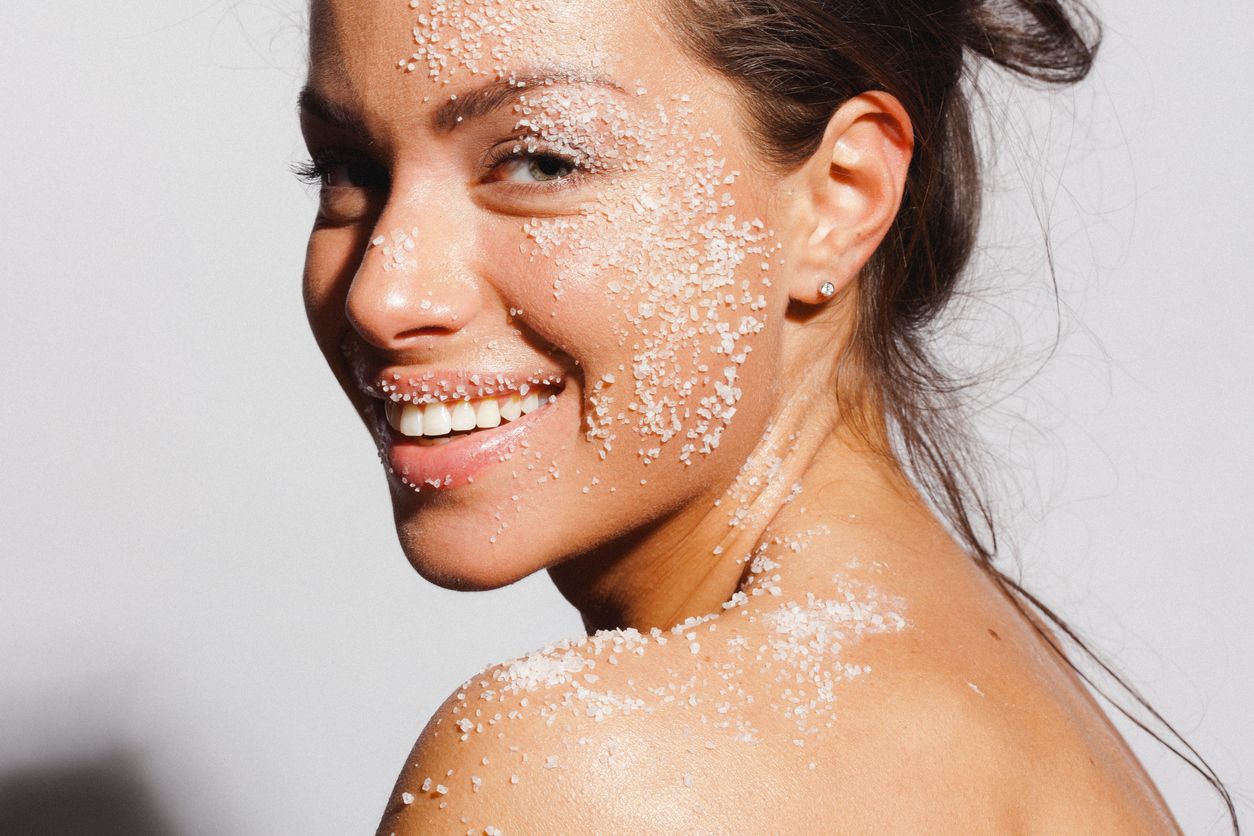 Wer mit Meersalz kocht kann das Gewürz auch gleich im Kampf gegen Hautunreinheiten einsetzen.