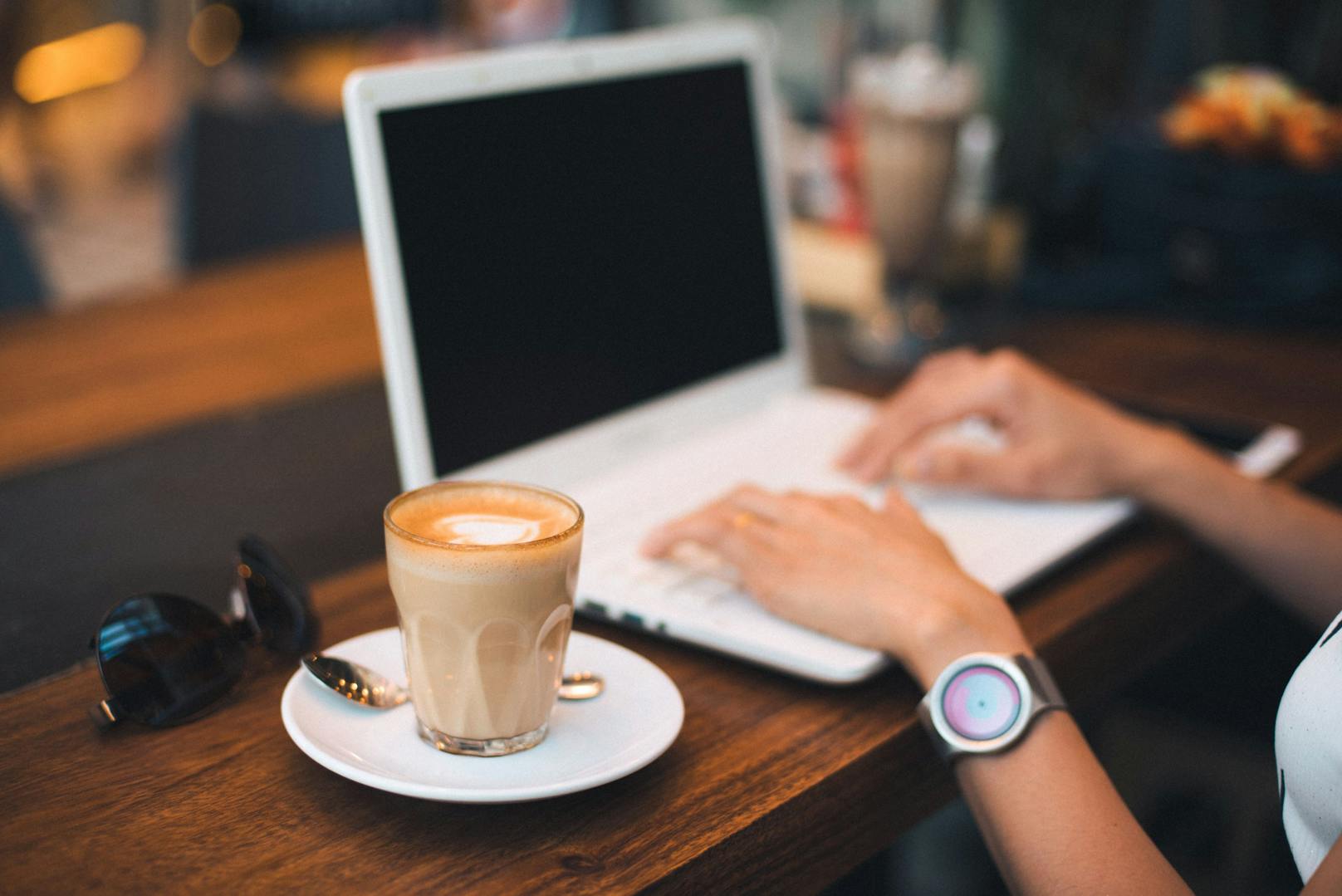 Wir zeigen dir drei Tricks, mit denen du deinen Kaffee aufpeppen kannst – egal, ob zu Hause oder im Büro. 