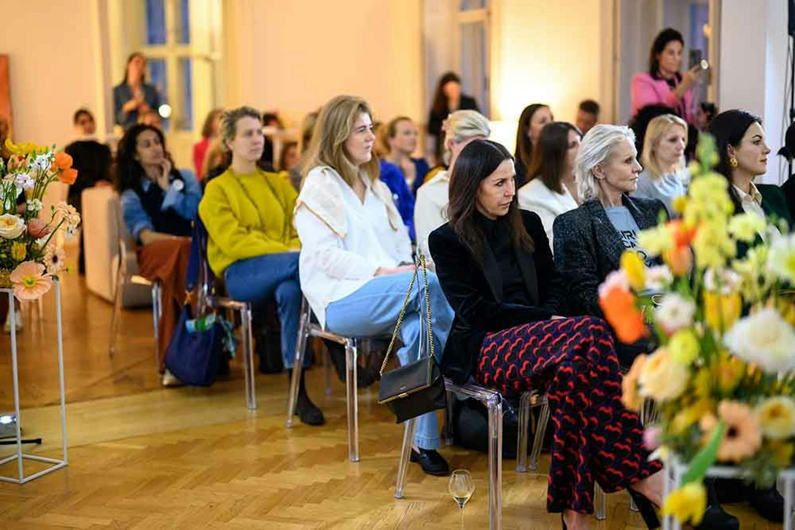 Gespannt lauschten Wiener Unternehmerinnen dem Talk im Salon von Nicole Adler.
