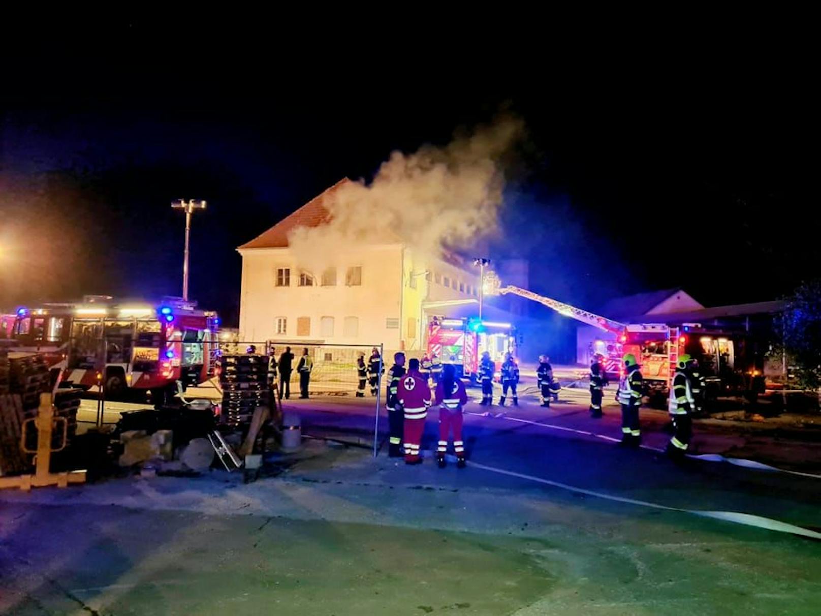 Offene Fragen nach Brand – Polizei sucht Party-Gäste
