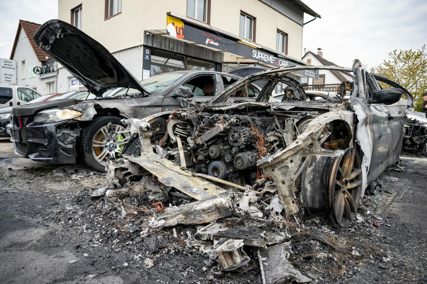 Drei Wagen brannten in Ansfelden (Bez. Linz-Land) aus; der Schaden für einen Händler ist enorm.
