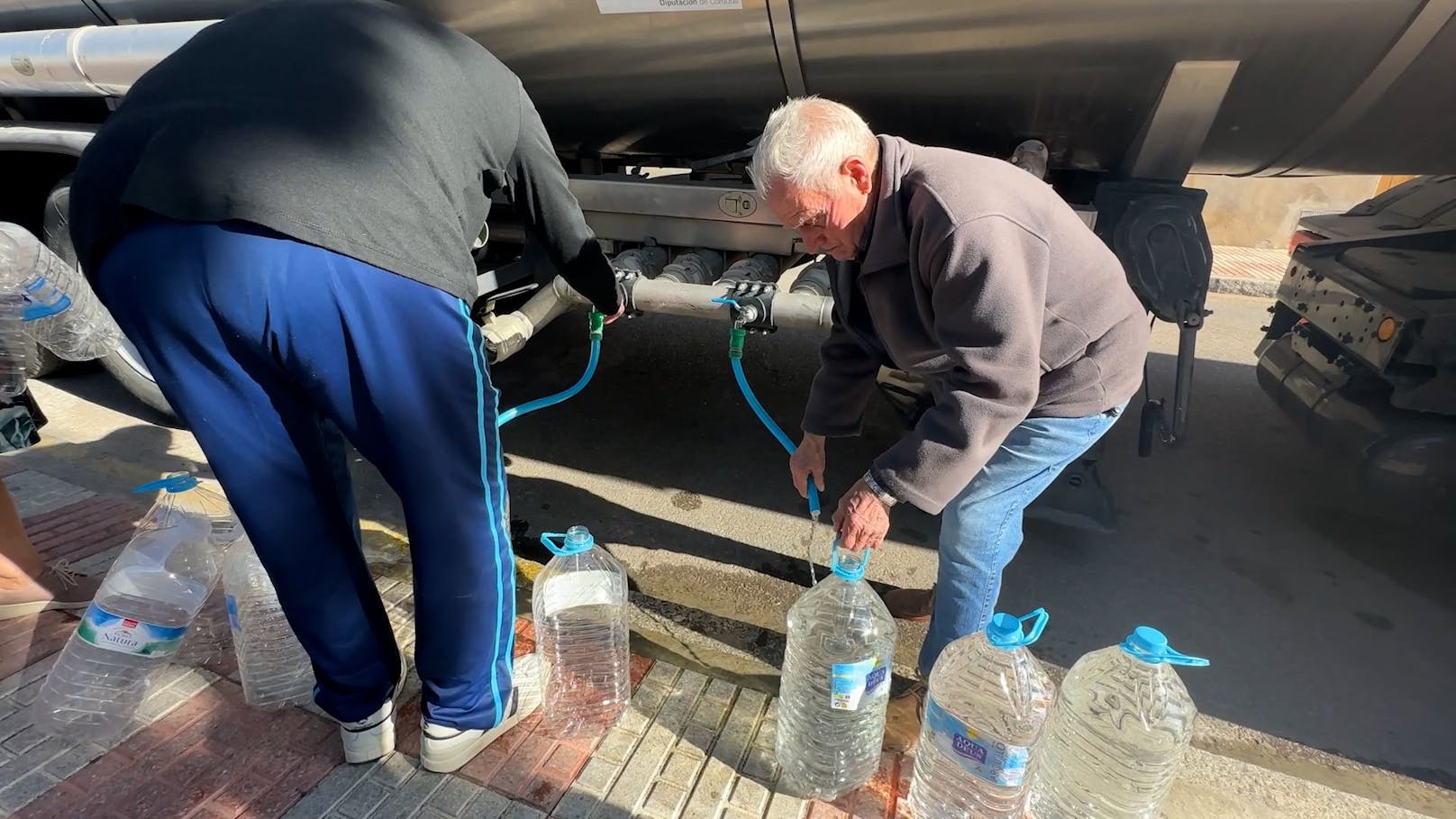 Rekordhitze: Spanier müssen an LKWs Wasser zapfen