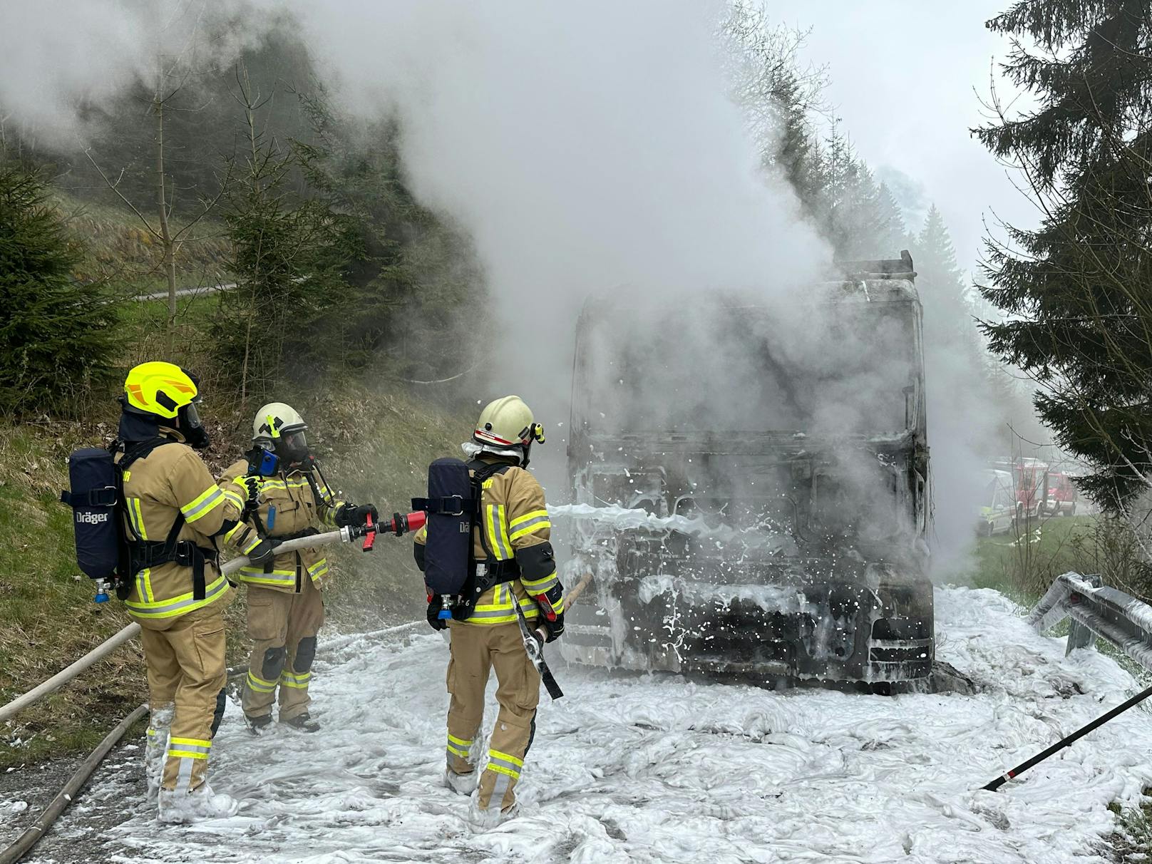 In Hart im Zillertal ereignete sich am Donnerstag mitten auf der Straße ein Fahrzeugbrand. 