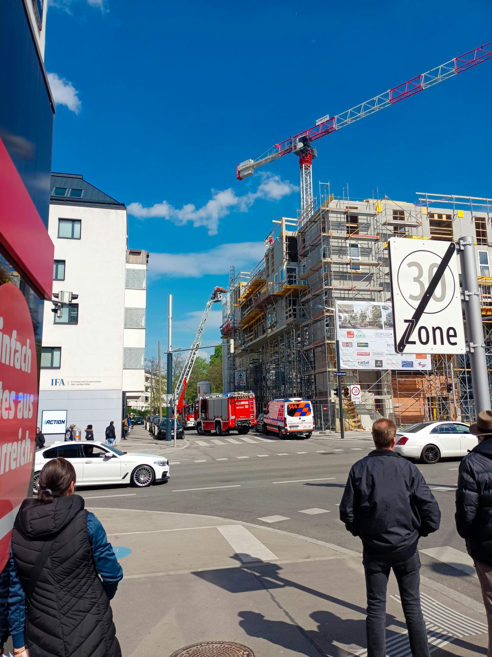 Bei dem schwer Verletzten handelt es sich um einen 34-jährigen Mann.