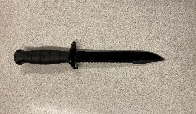 Mit diesem Messer ging ein Mann in Wien-Donaustadt zuerst auf einen Tankstellen-Angestellten los, später auf Polizei