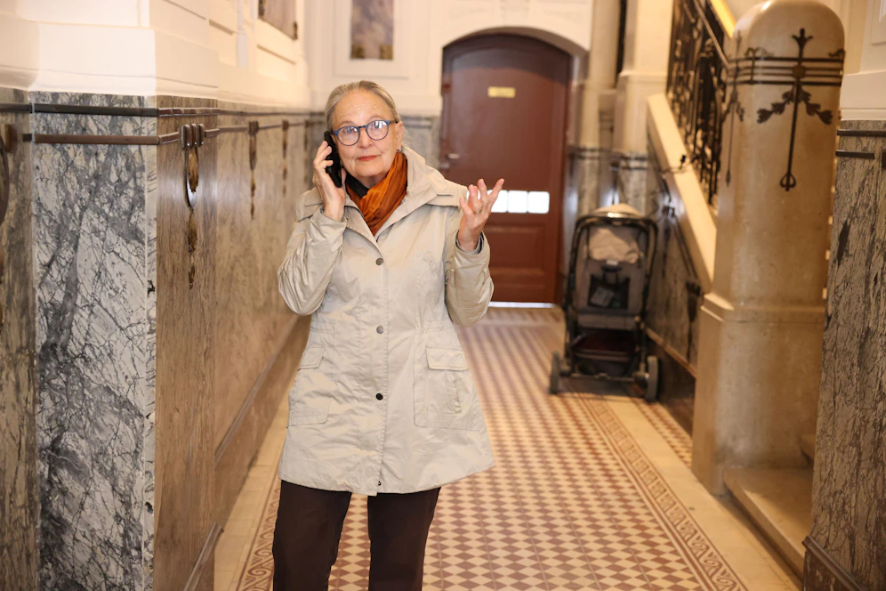 Lieselotte hat Probleme mit ihrem Handyempfang. Telefonieren war für die 82-Jährige lange nicht selbstverständlich.&nbsp;