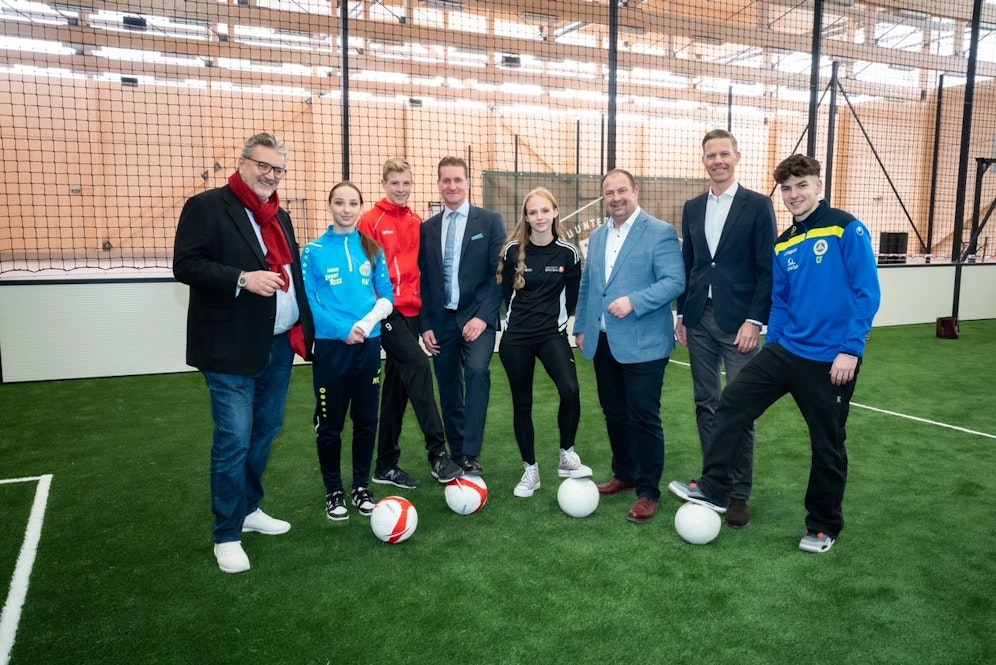 v.l.: Sportstadtrat Peter Hacker (SPÖ), Oliver Stribl (Wien Holding), Bezirkschef Alexander Nikolai (SPÖ) und MA51-Leiter Anatol Richter bei der Gleichenfeier. 